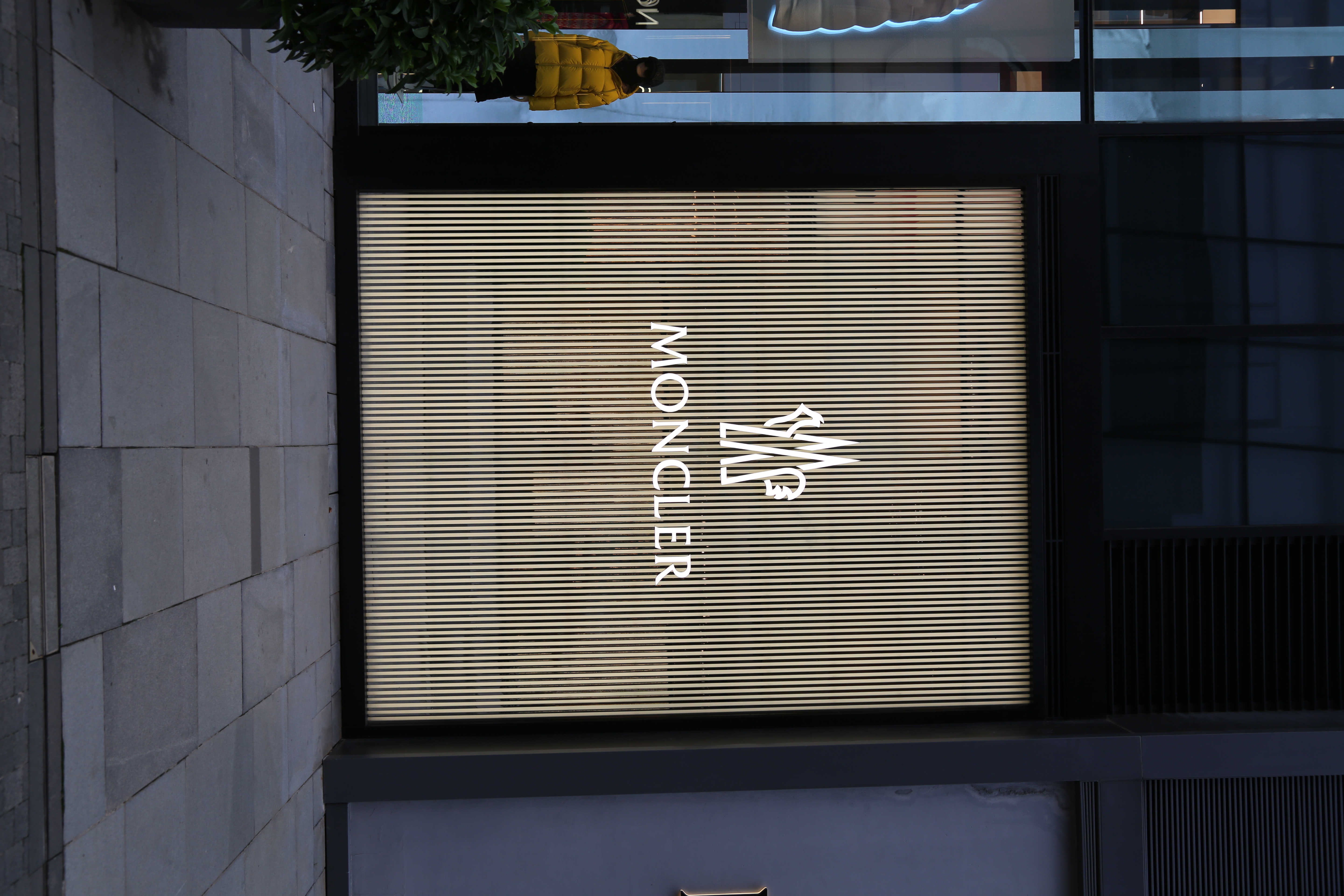 MONCLER 羽绒服 服装 服饰 时尚品牌