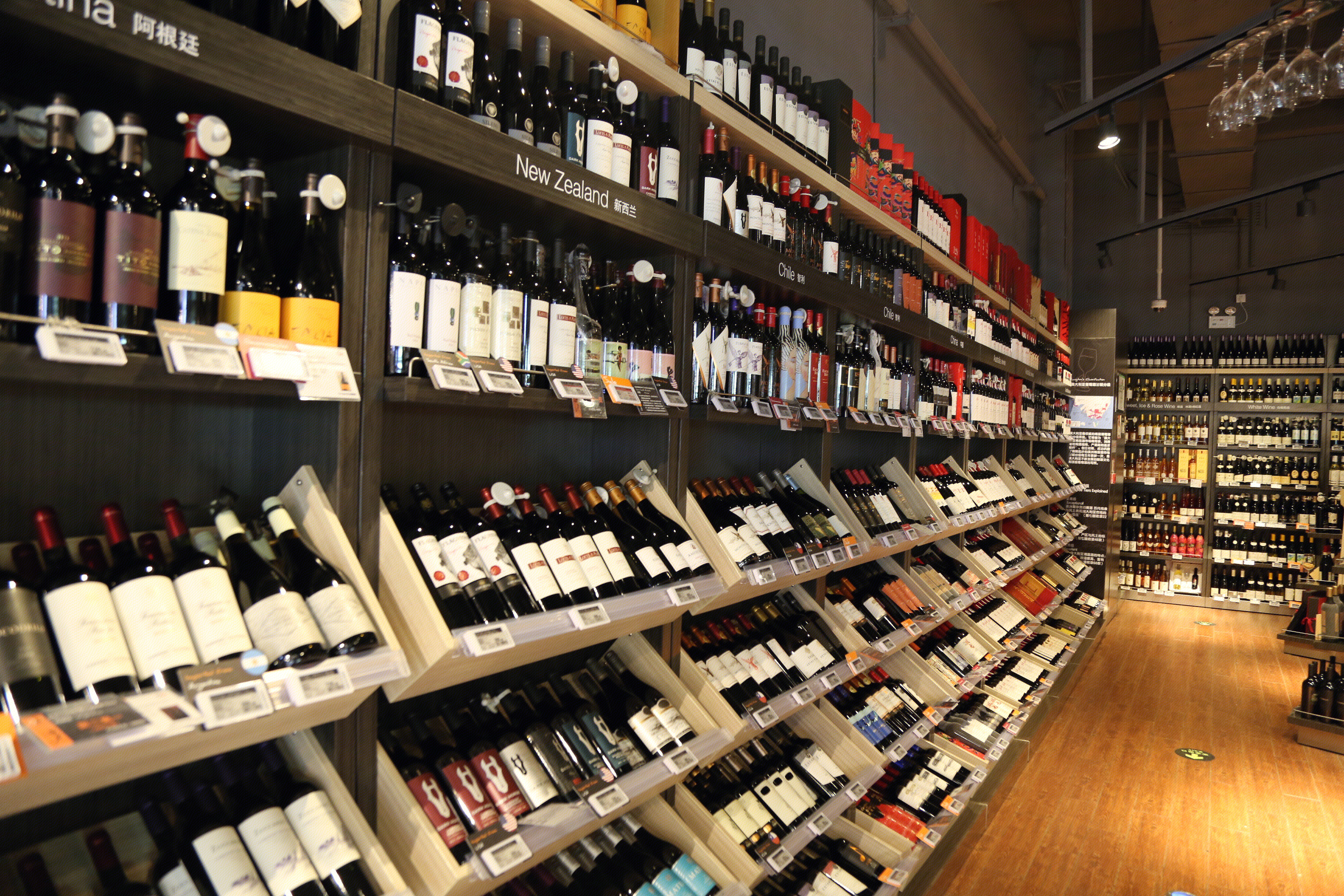 超市 货架 红酒