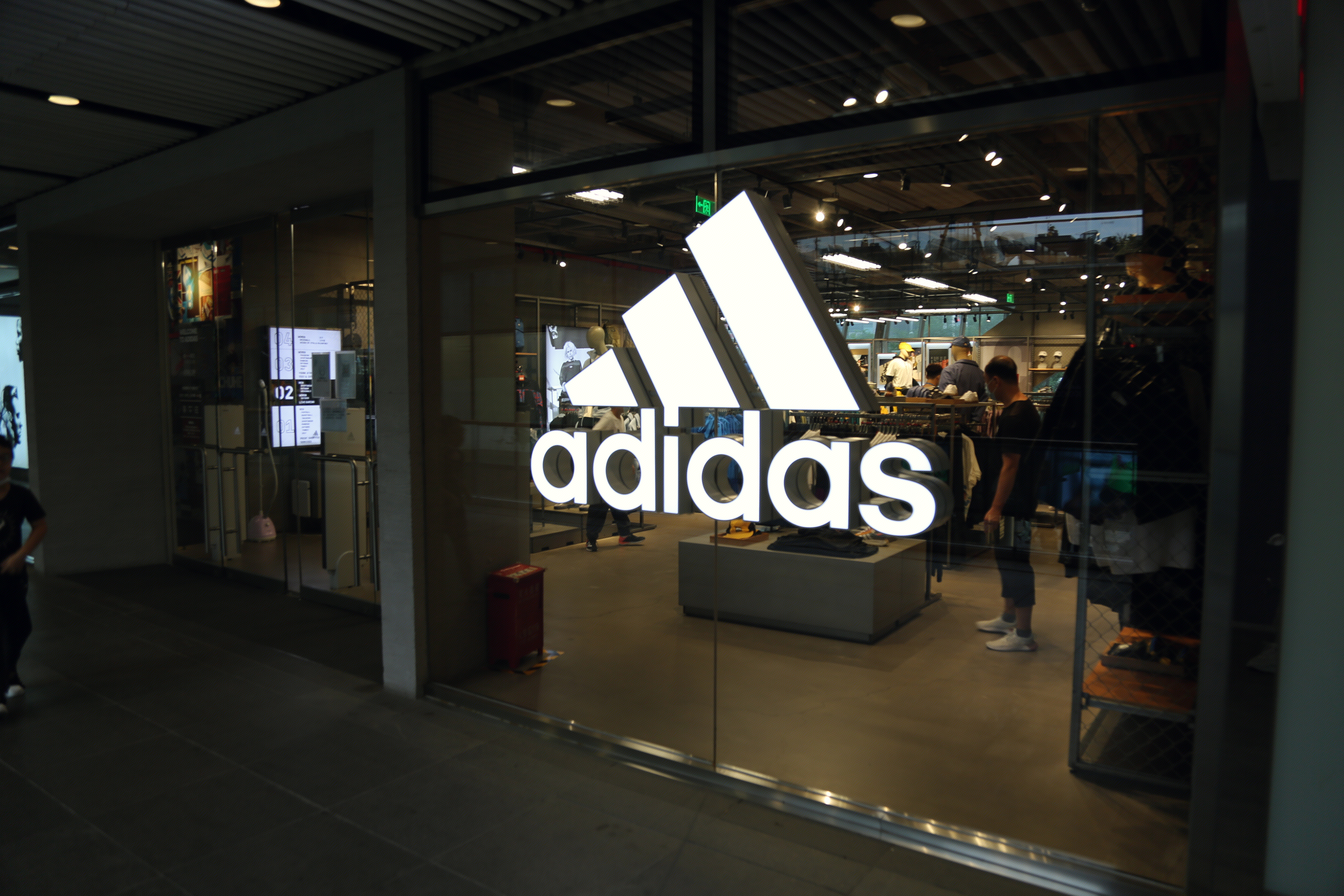 adidas 阿迪达斯 运动 服装 服饰 时尚品牌