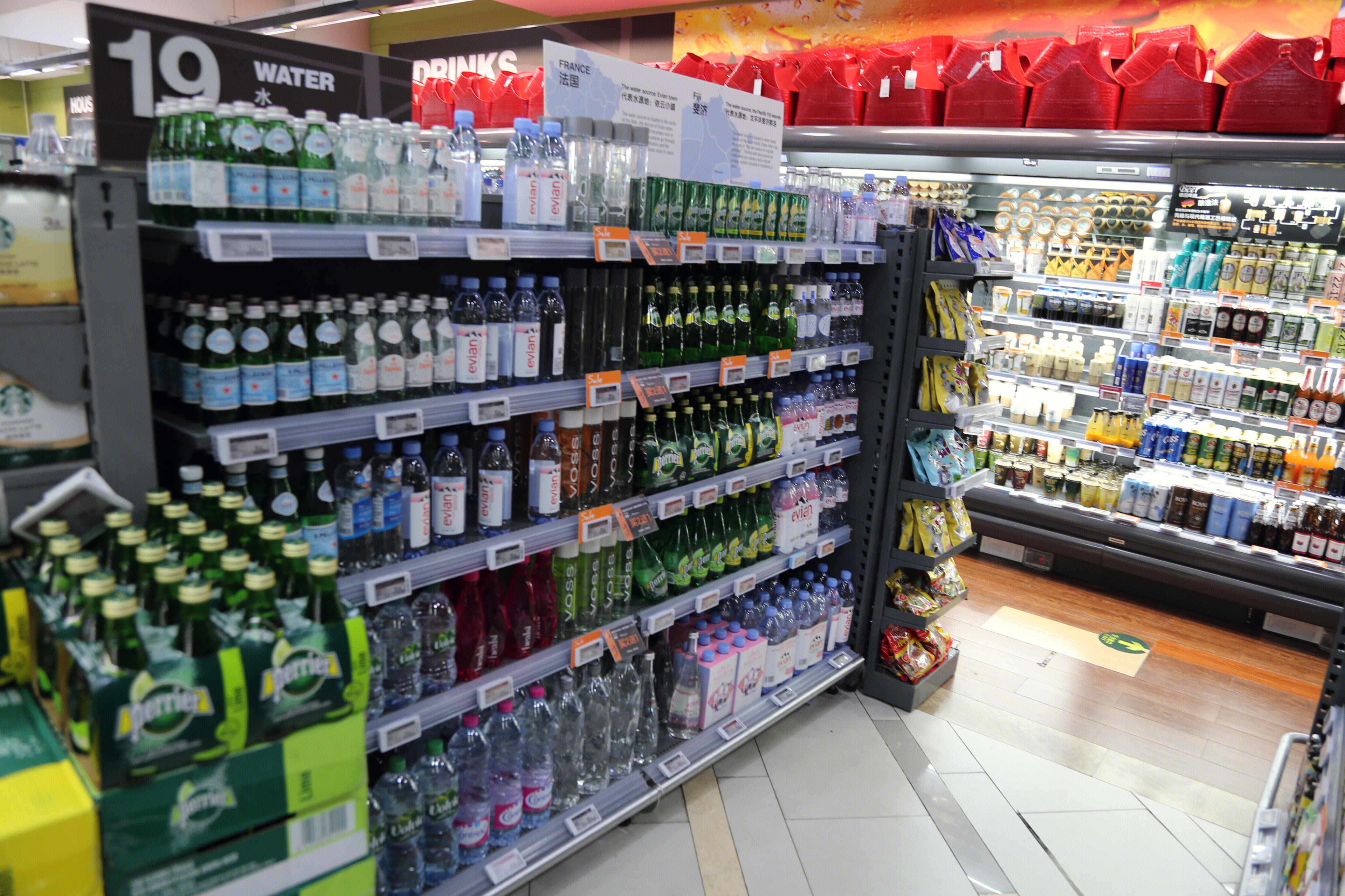 超市 货架 纯净水
