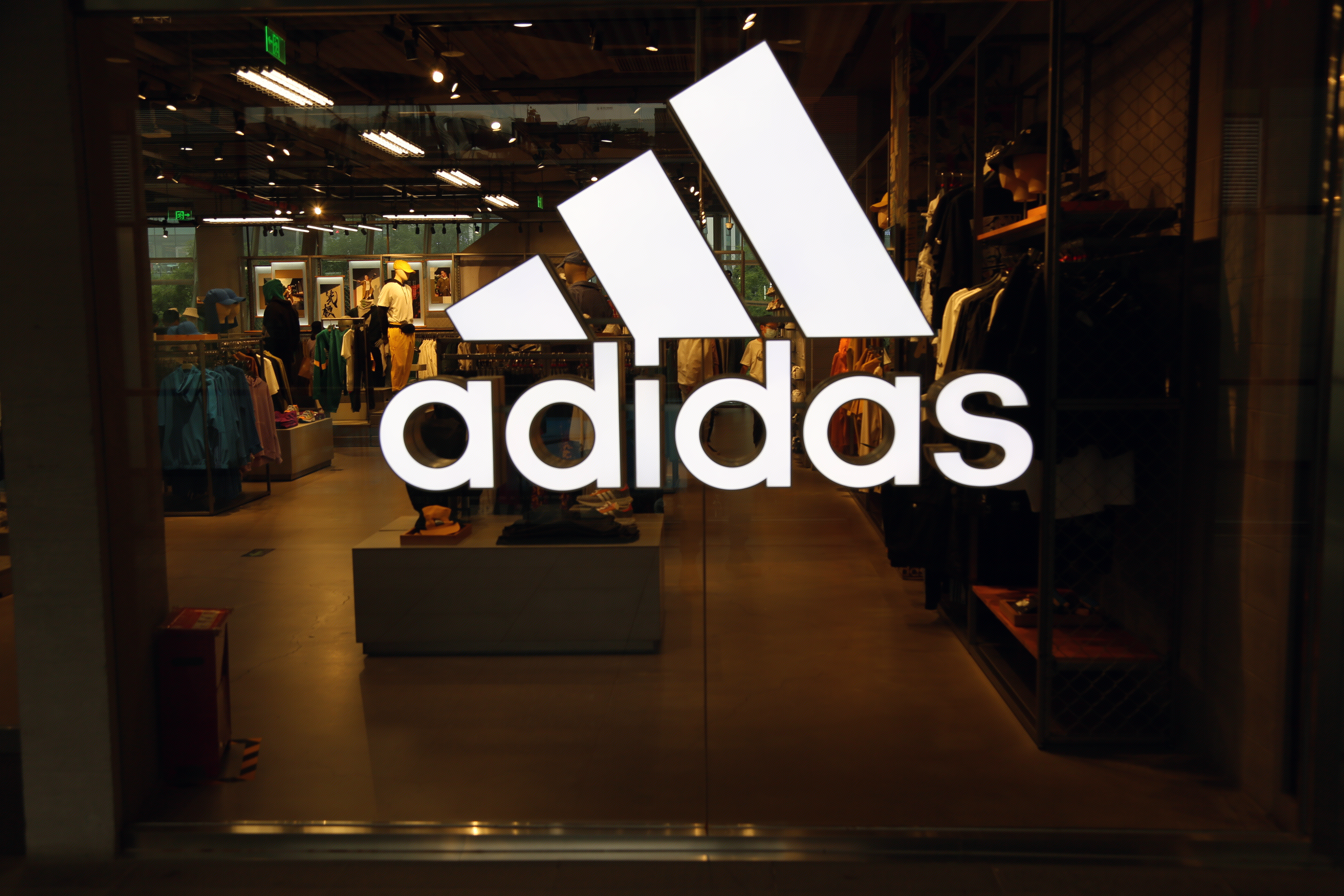 adidas 阿迪达斯 运动 服装 服饰 时尚品牌