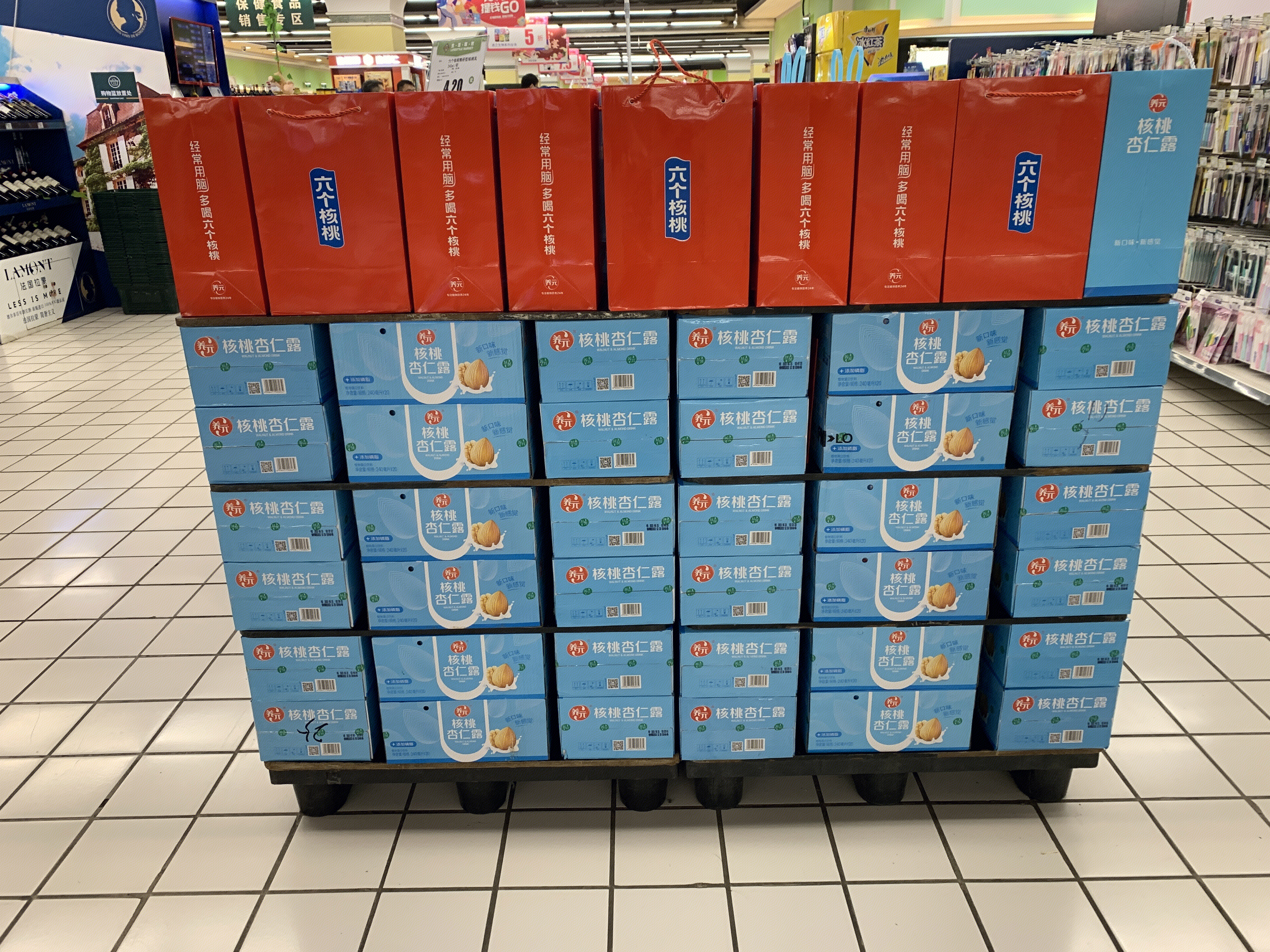 六个核桃 核桃杏仁露  饮品  超市 货架