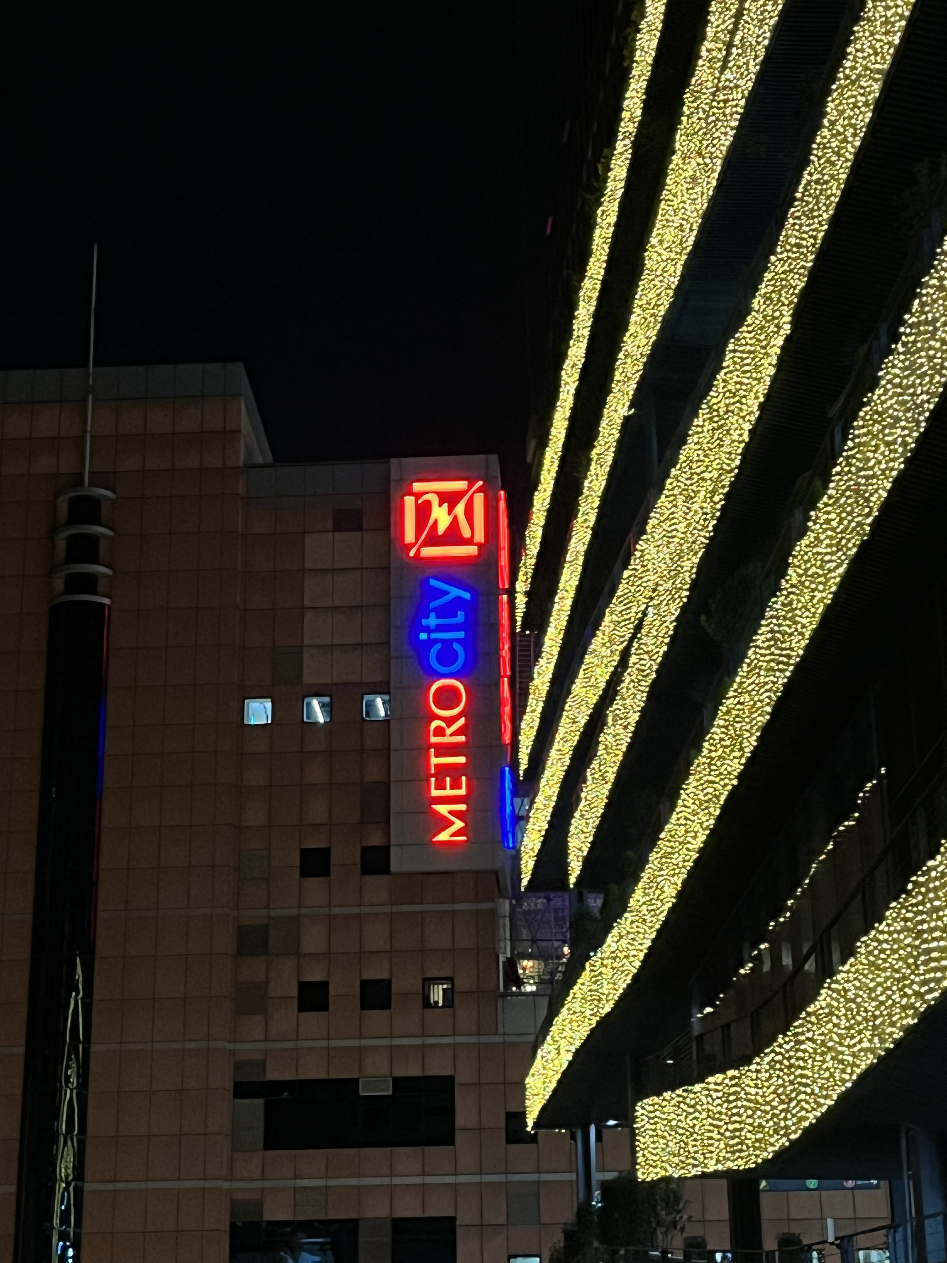 metro city  购物中心 高楼 大厦 上海 夜景