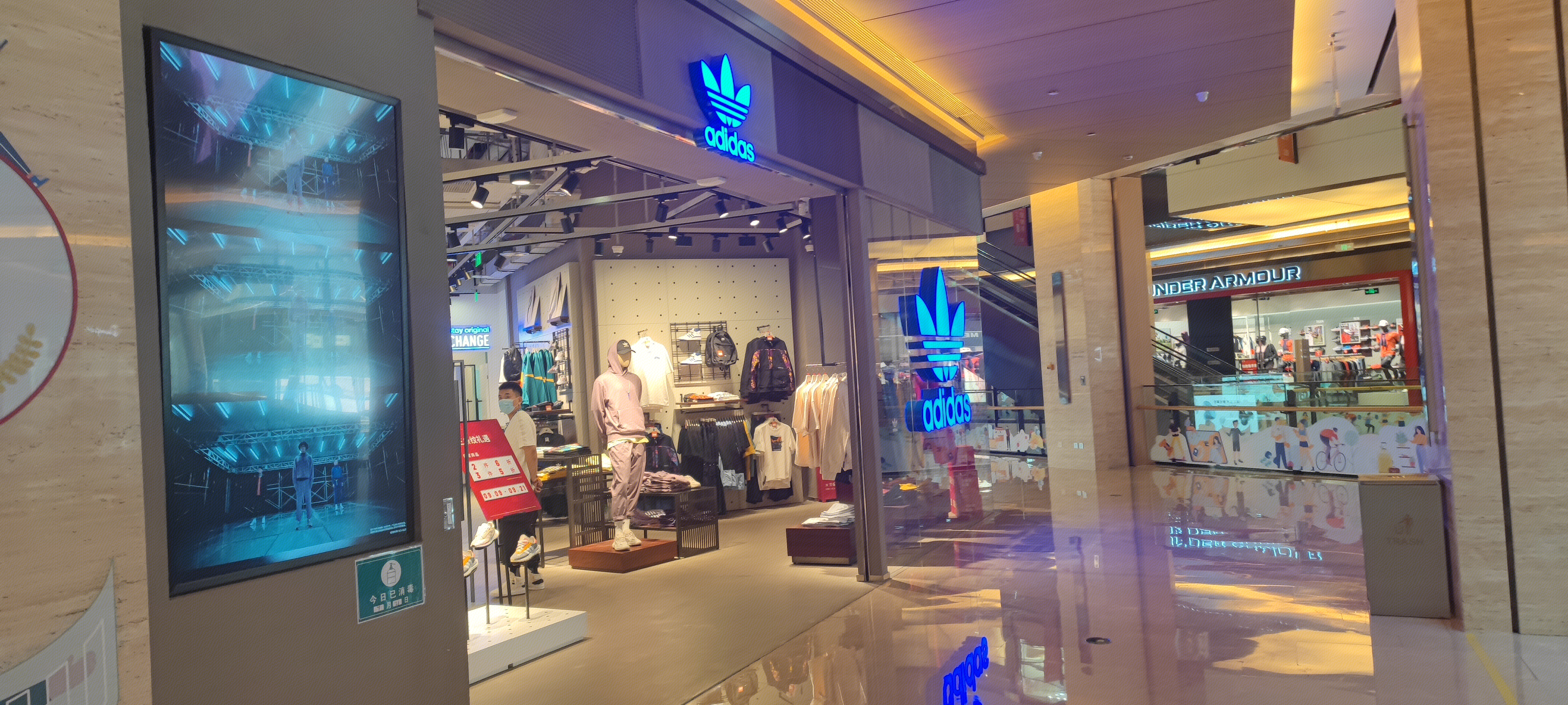 阿迪达斯  adidas  衣服 服饰   鞋  运动