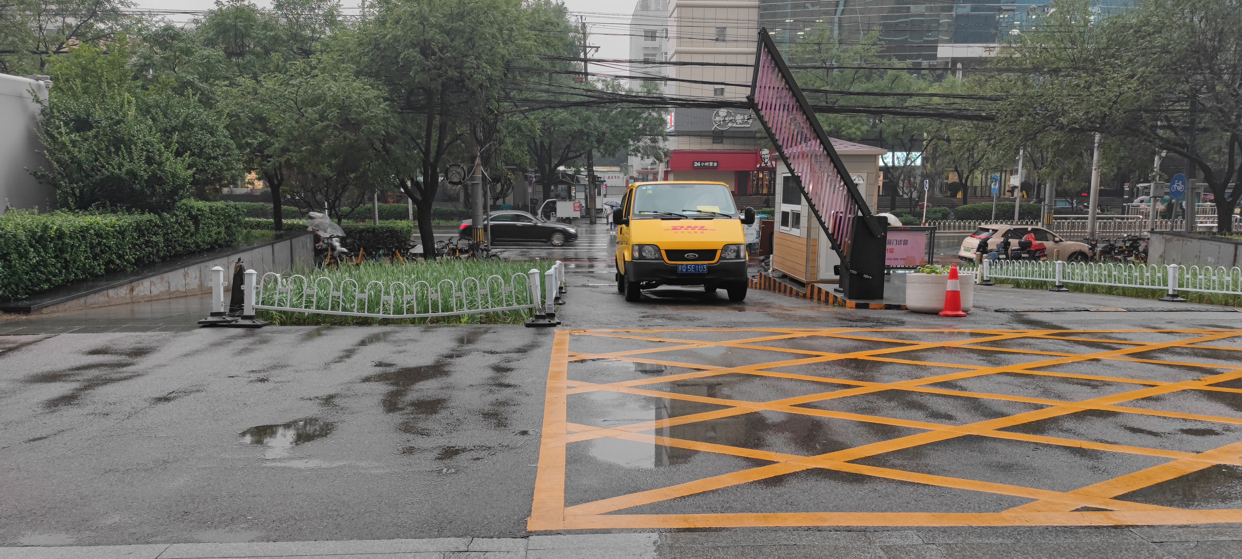 DHL  国际快递  快递车  物流