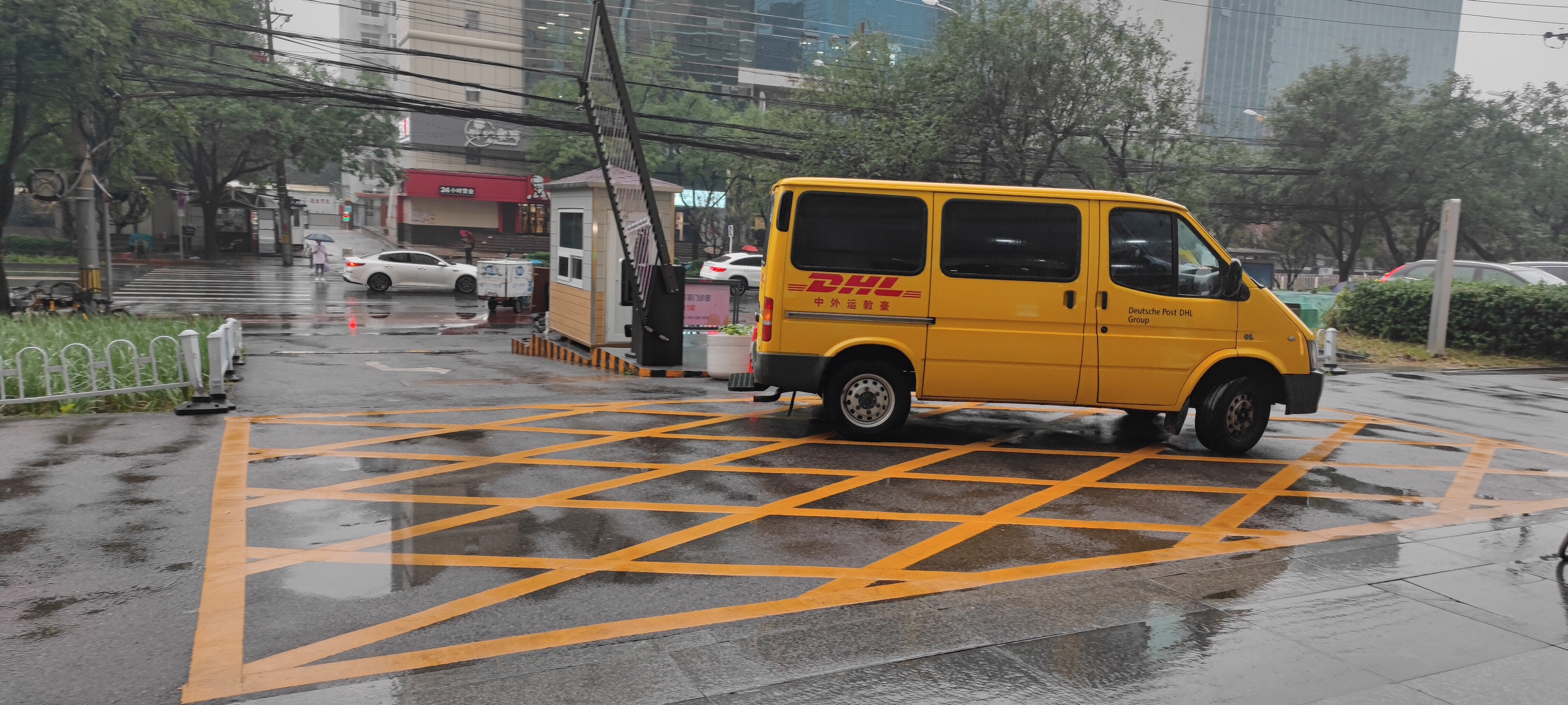 DHL  国际快递  快递车  物流