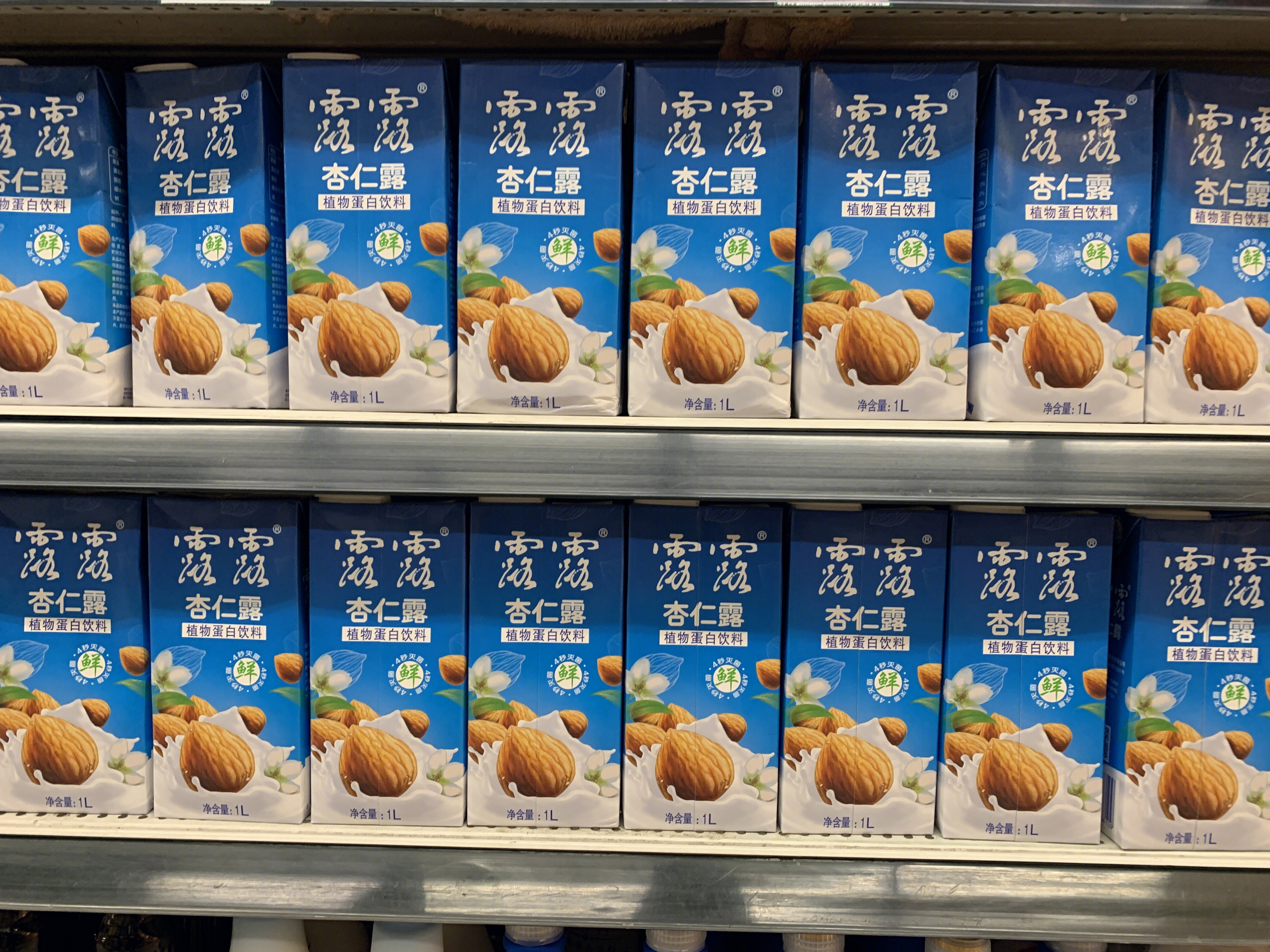 露露 杏仁露 饮品  超市 货架
