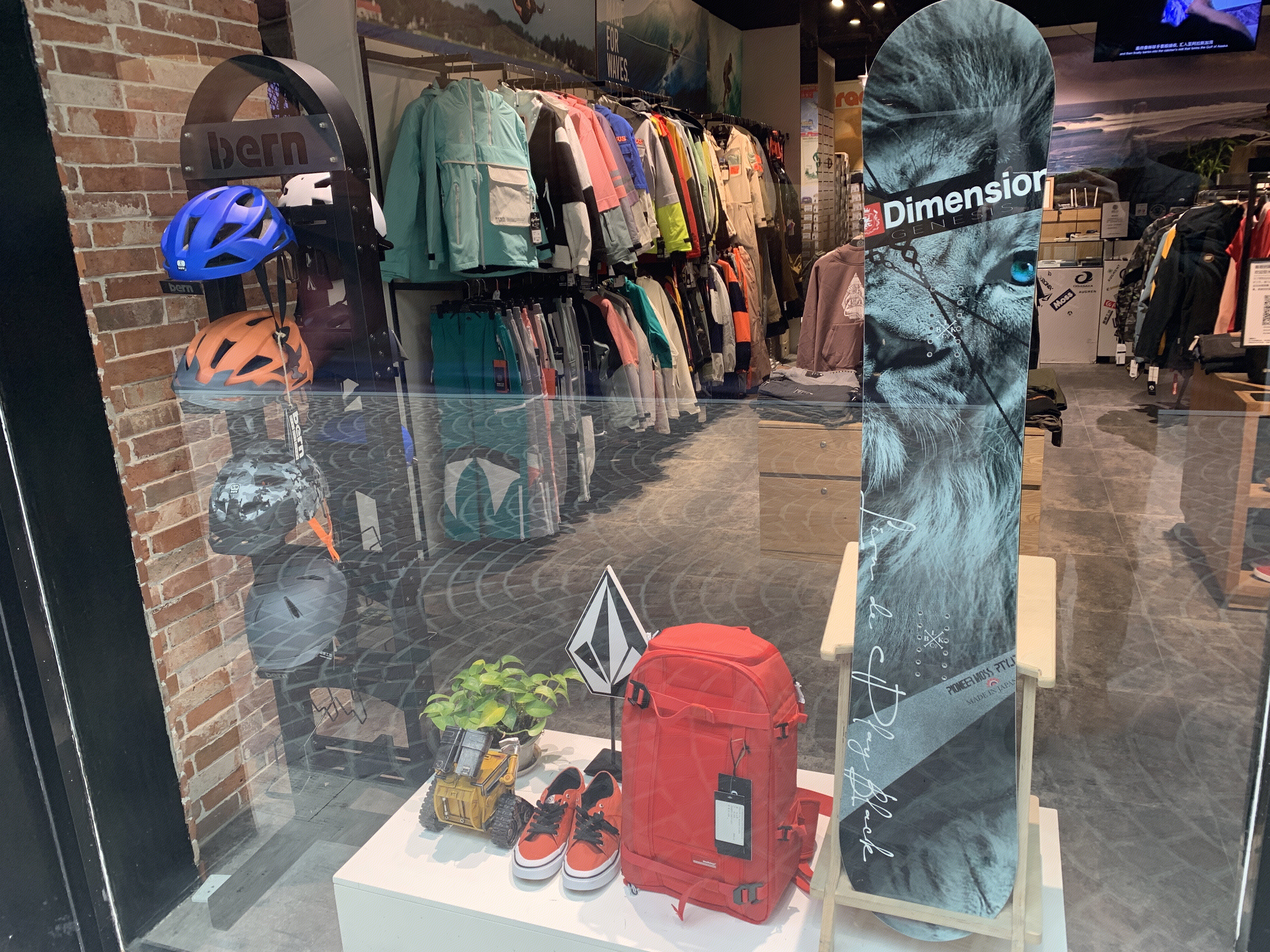 头盔  滑雪板  滑雪服    运动 滑雪