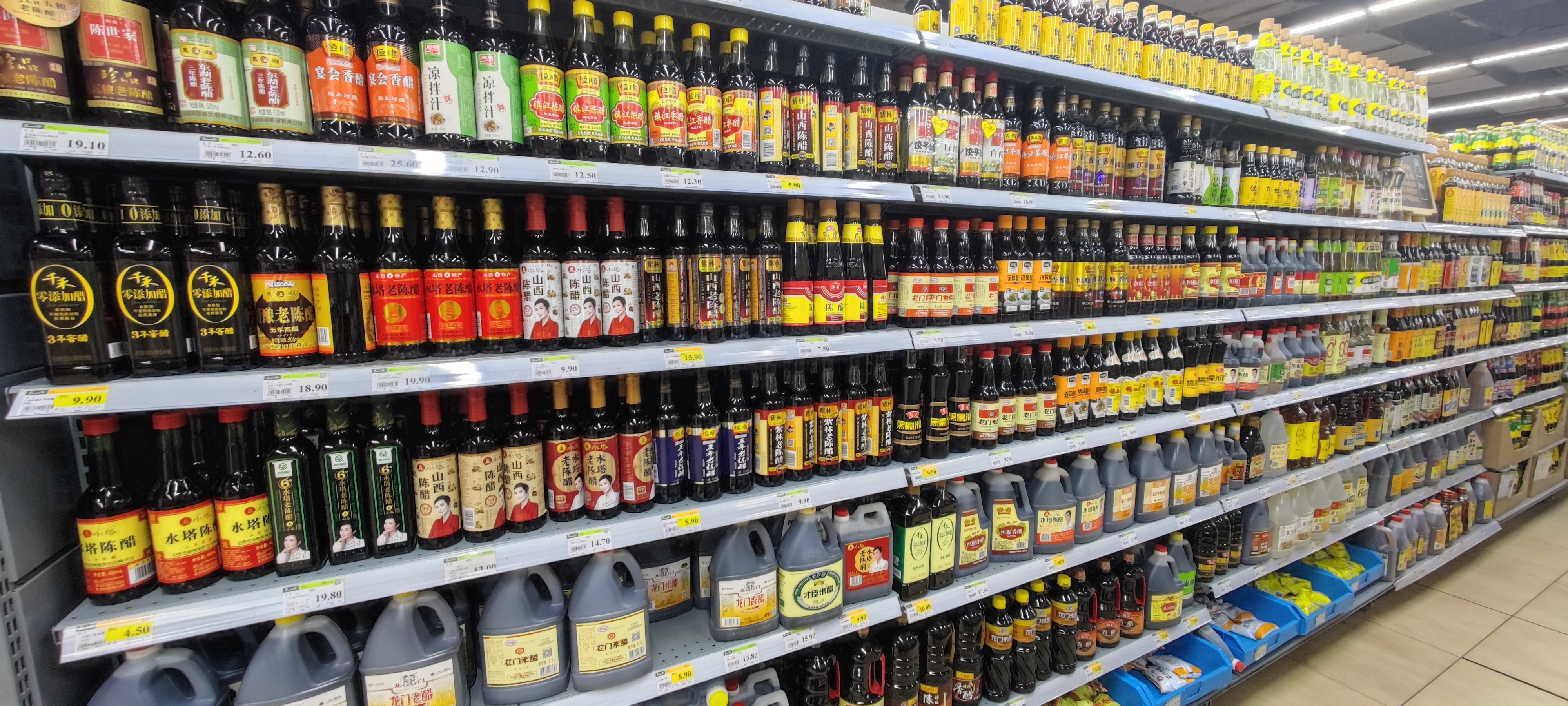 超市 货架 调味品   醋 酱油 生抽 老抽