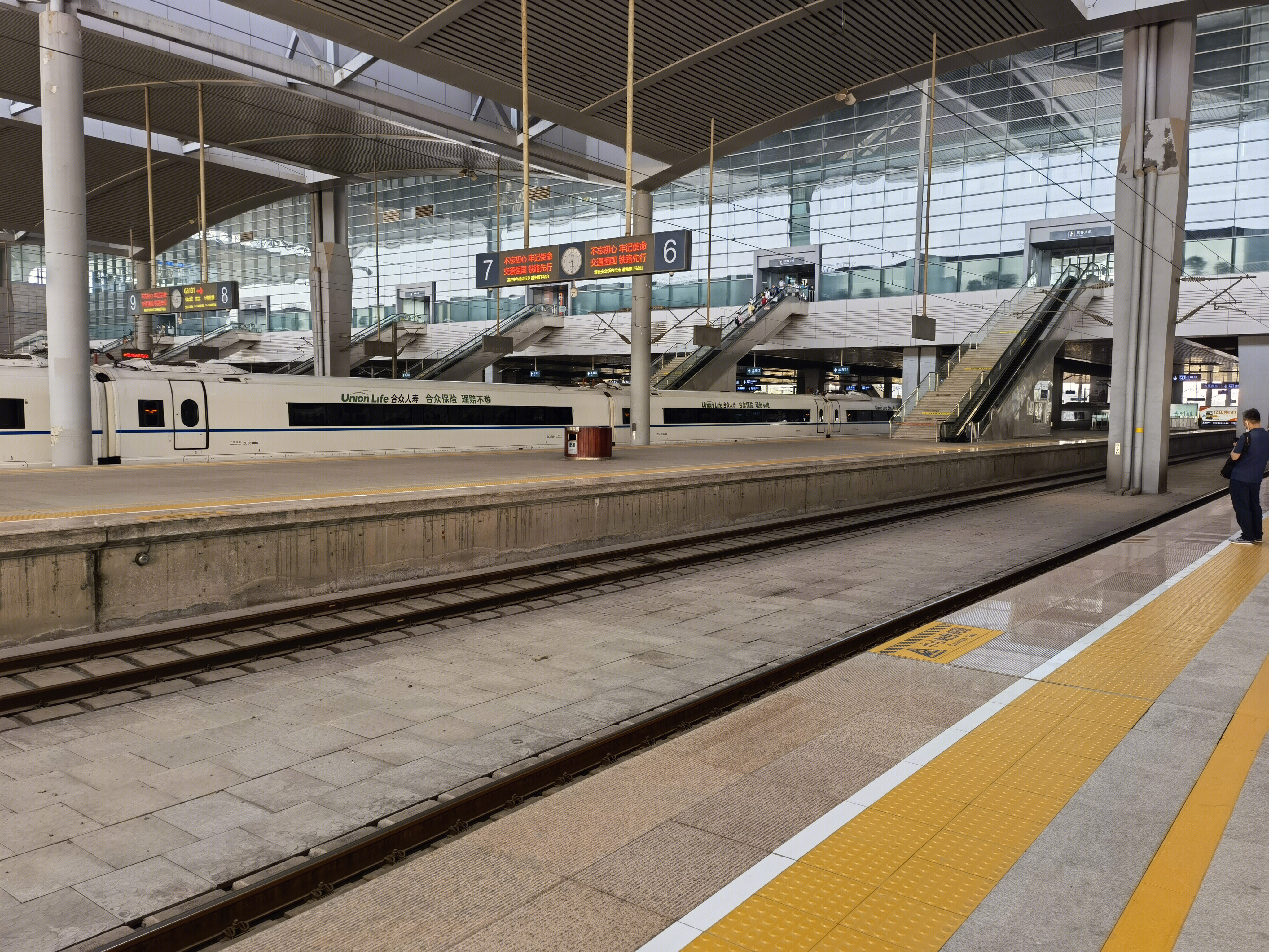 高铁站 火车站 站台 高速铁路 和谐号 动车组 CRH