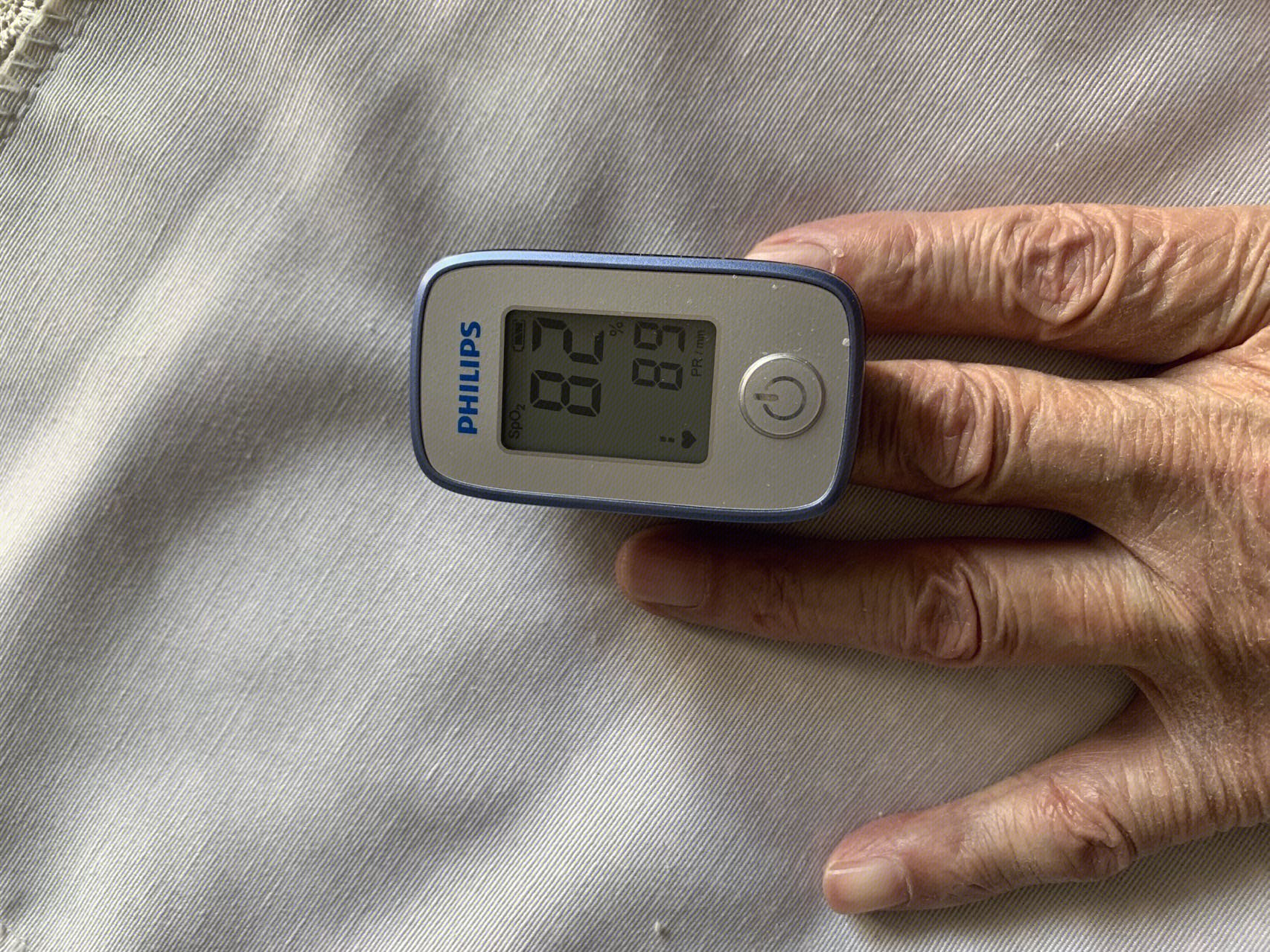 老人 血氧仪 手指 仪器 飞利浦