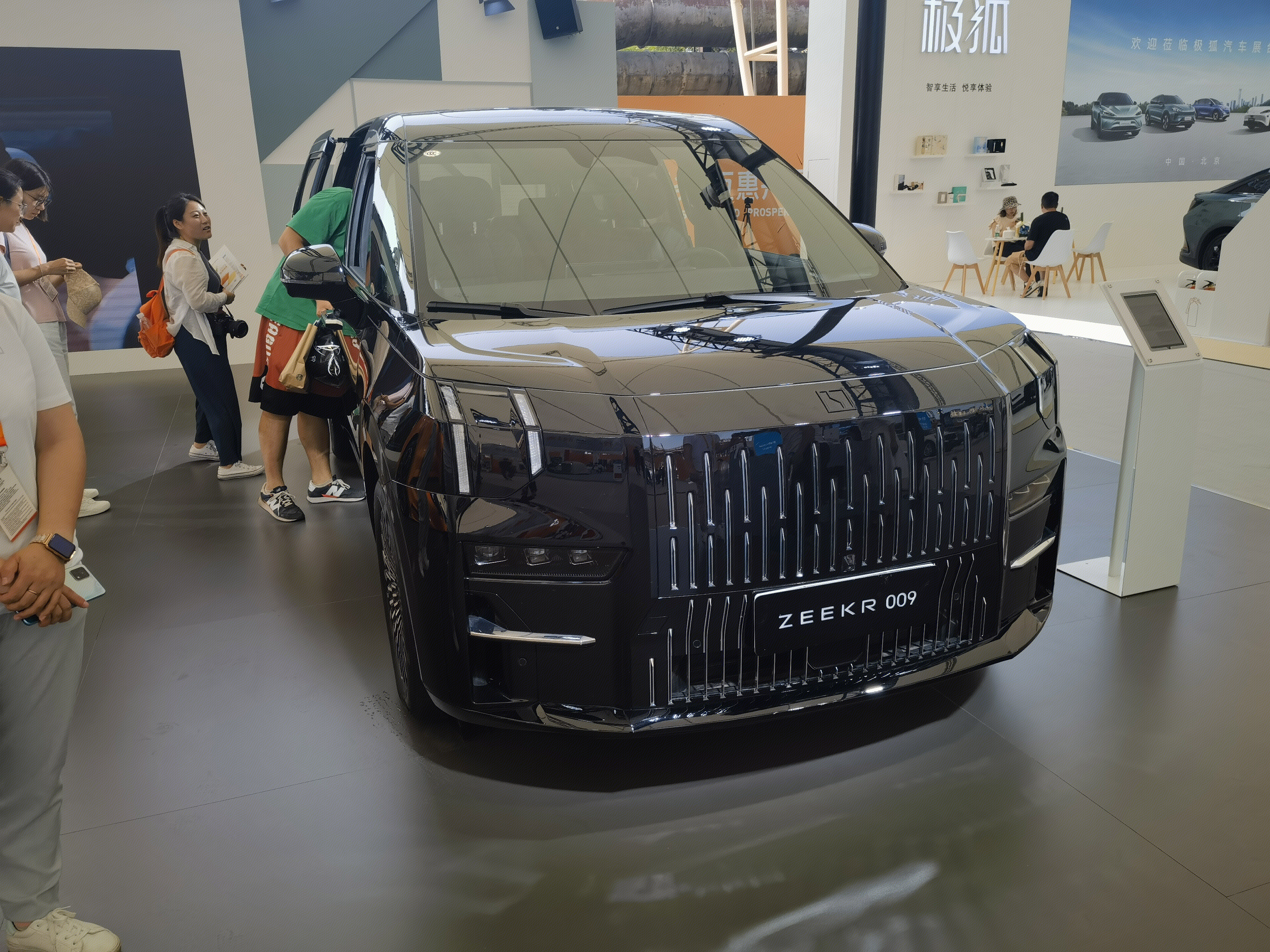 极氪 汽车展会 黑色汽车