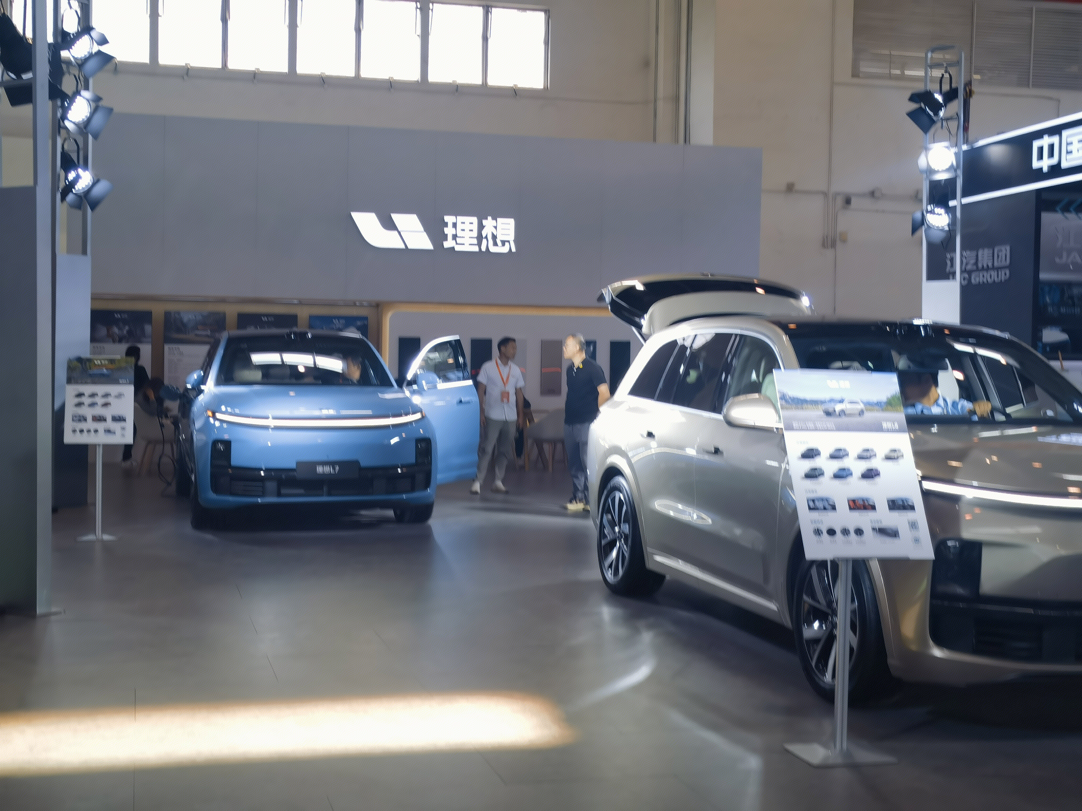 理想汽车 汽车展 蓝色汽车