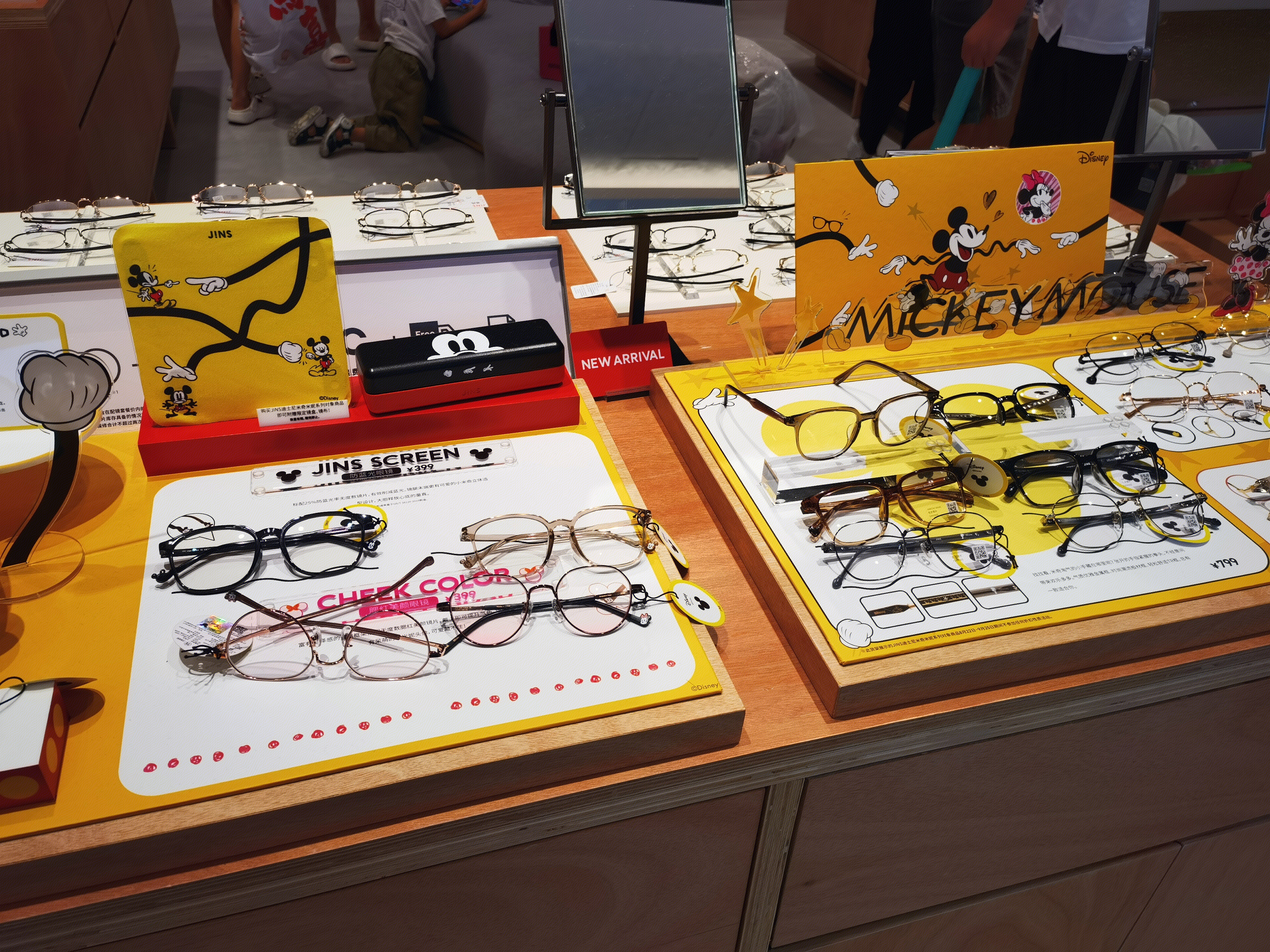 睛姿 JINS 眼镜 眼镜店 近视镜 验光配镜
