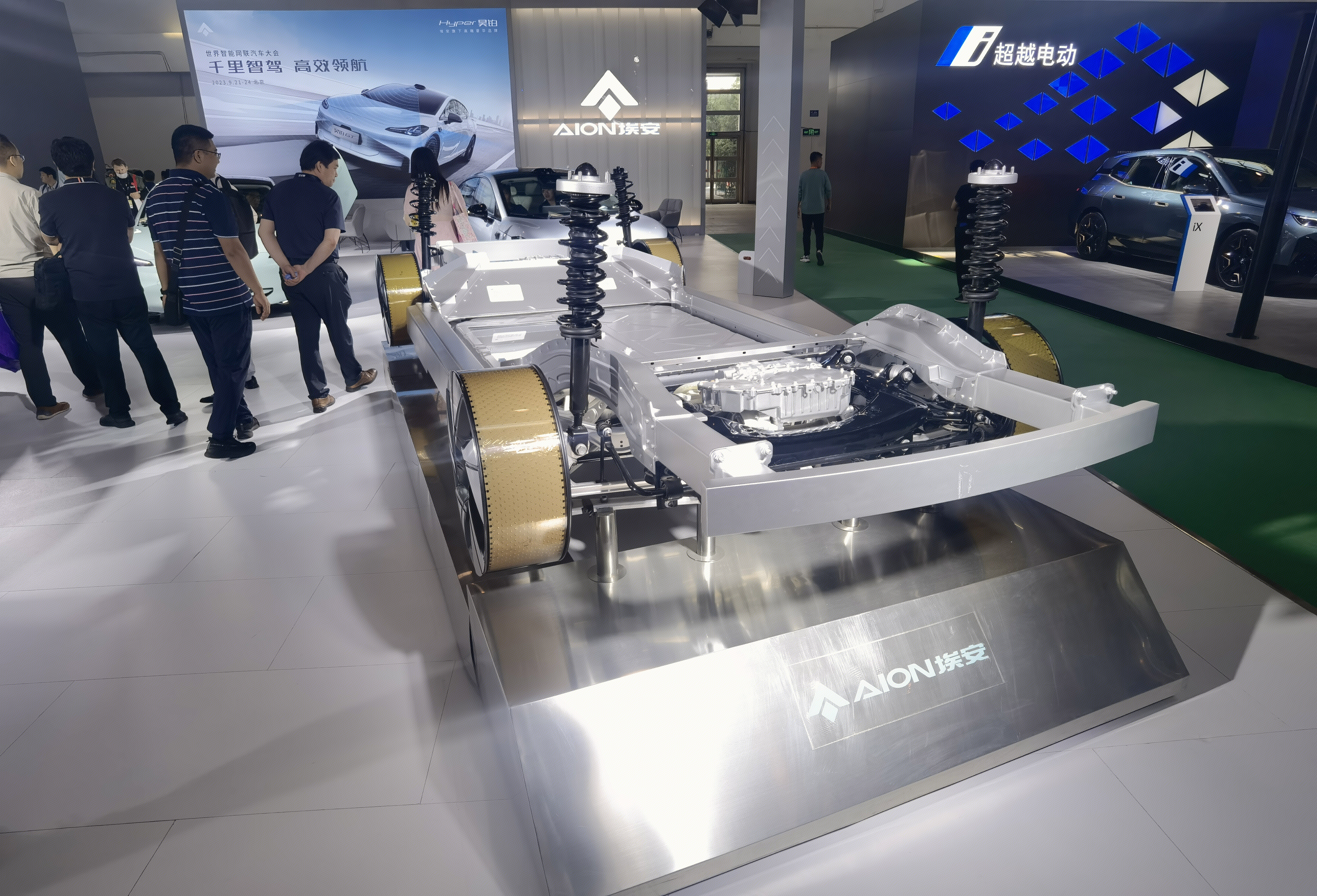 广汽埃安 AION 汽车展 汽车架子