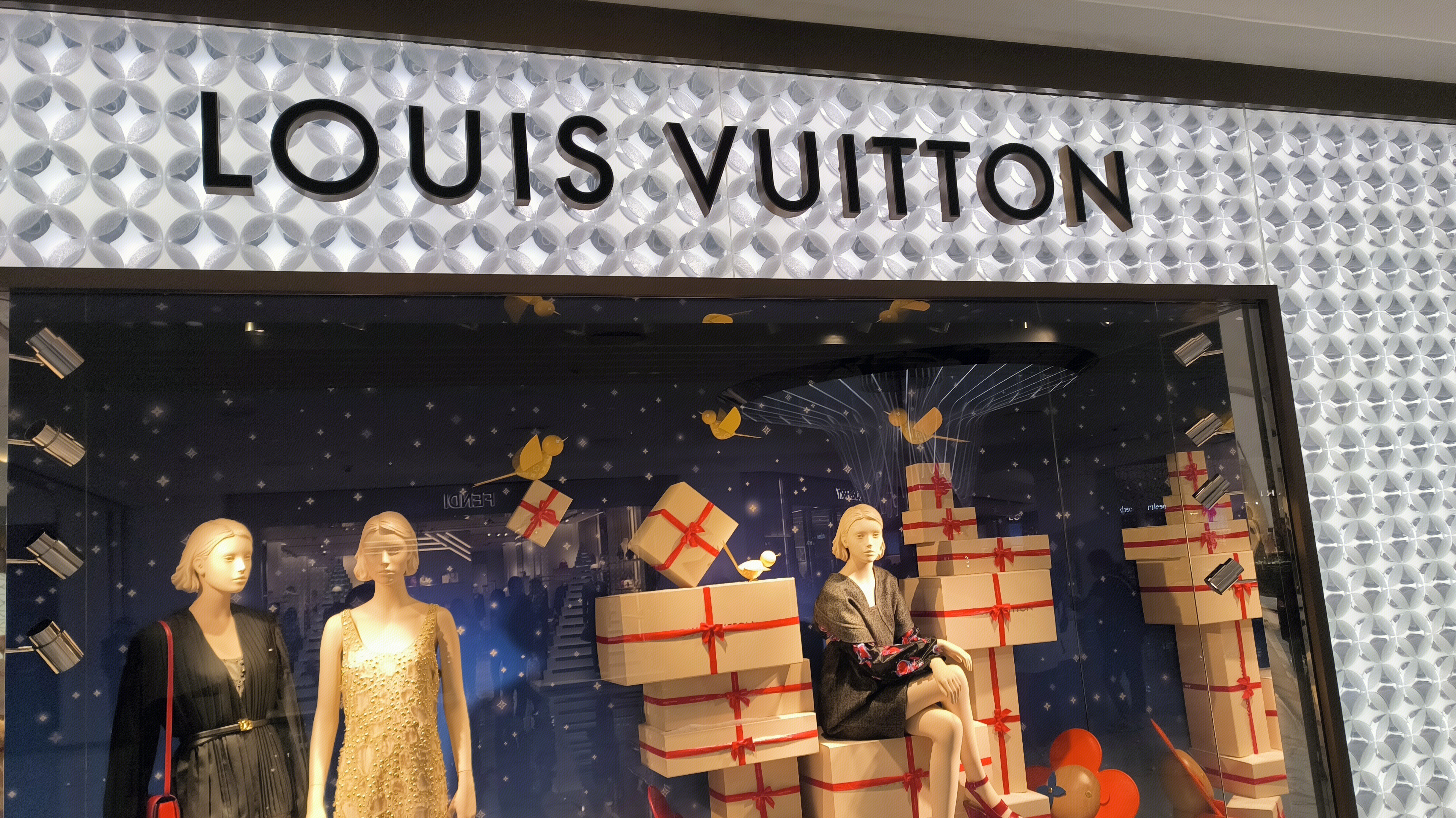 LOUIS VUITTON 路易威登LV 品牌服装零售店