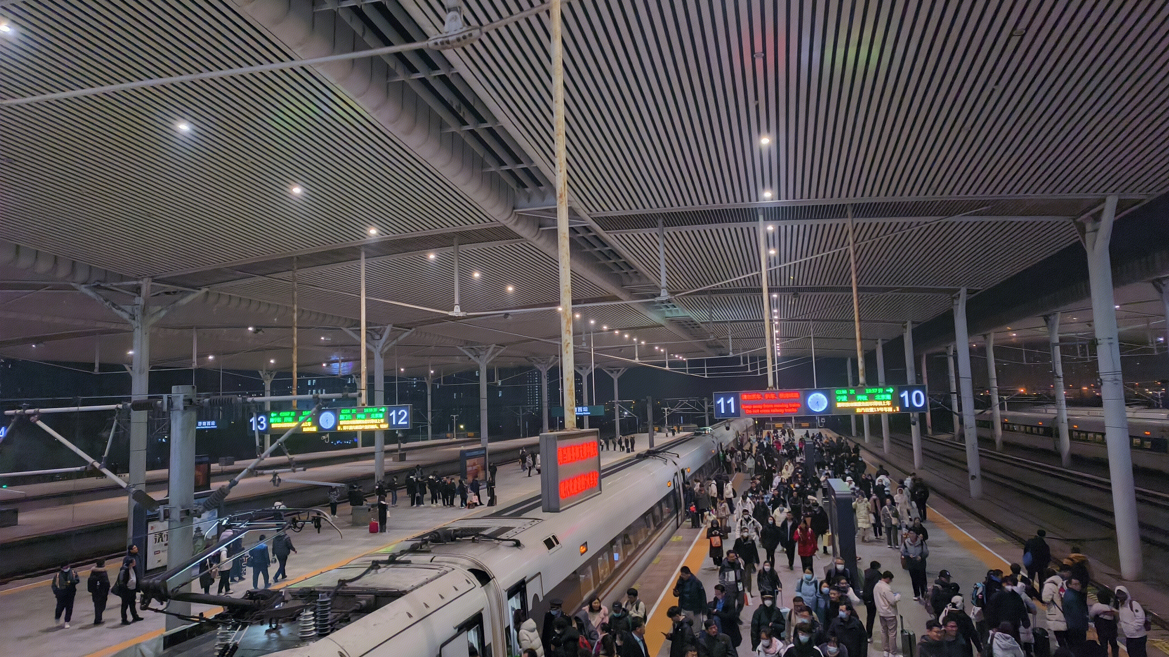 高铁站 高铁 列车 人群