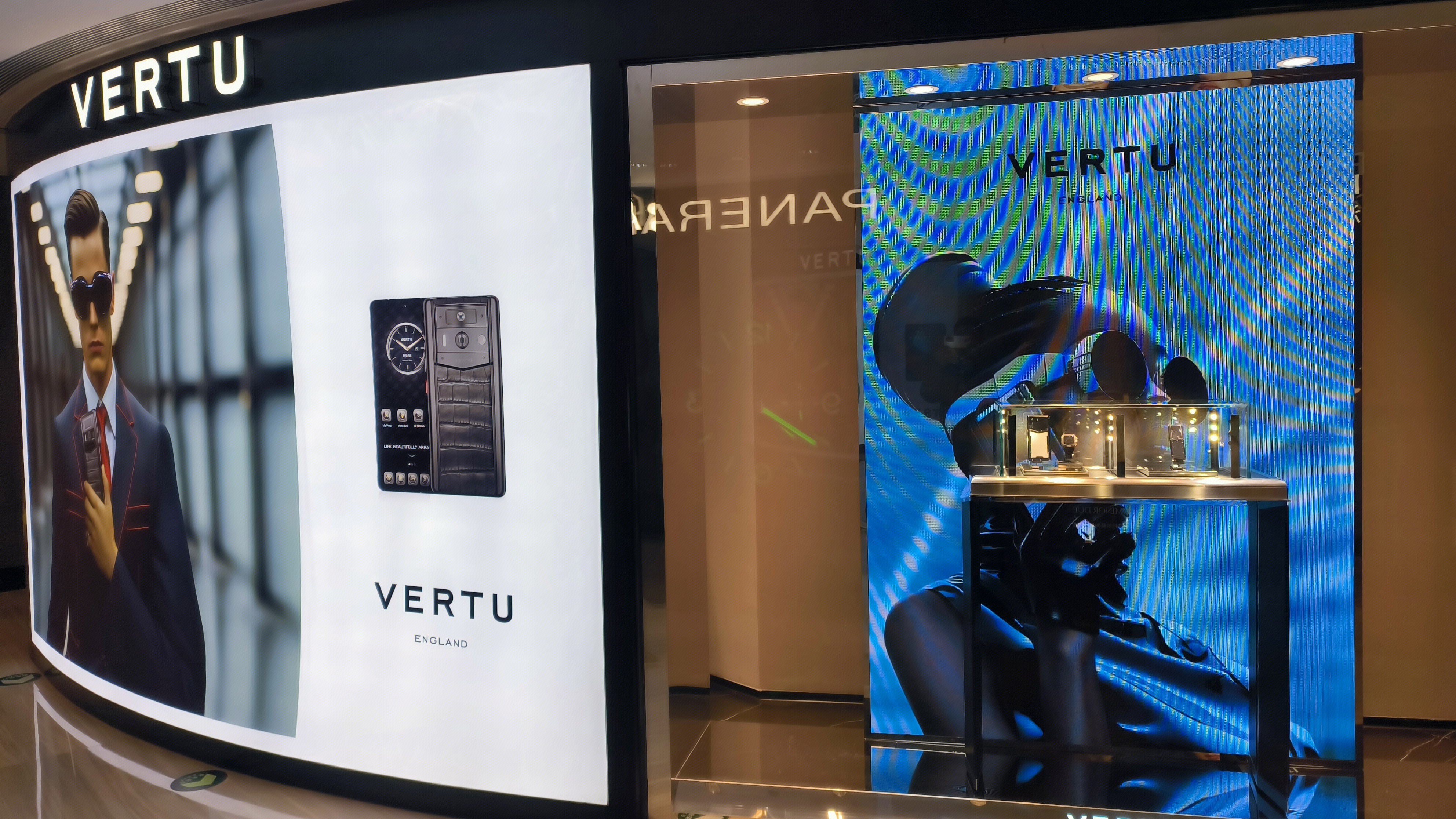 VERTU 威图 奢华手机品牌 手机宣传海报