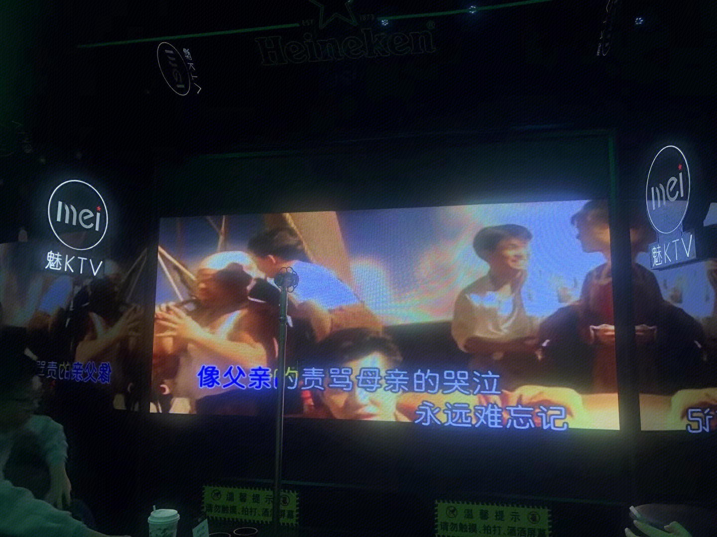 快乐的朋友们在KTV唱歌-蓝牛仔影像-中国原创广告影像素材