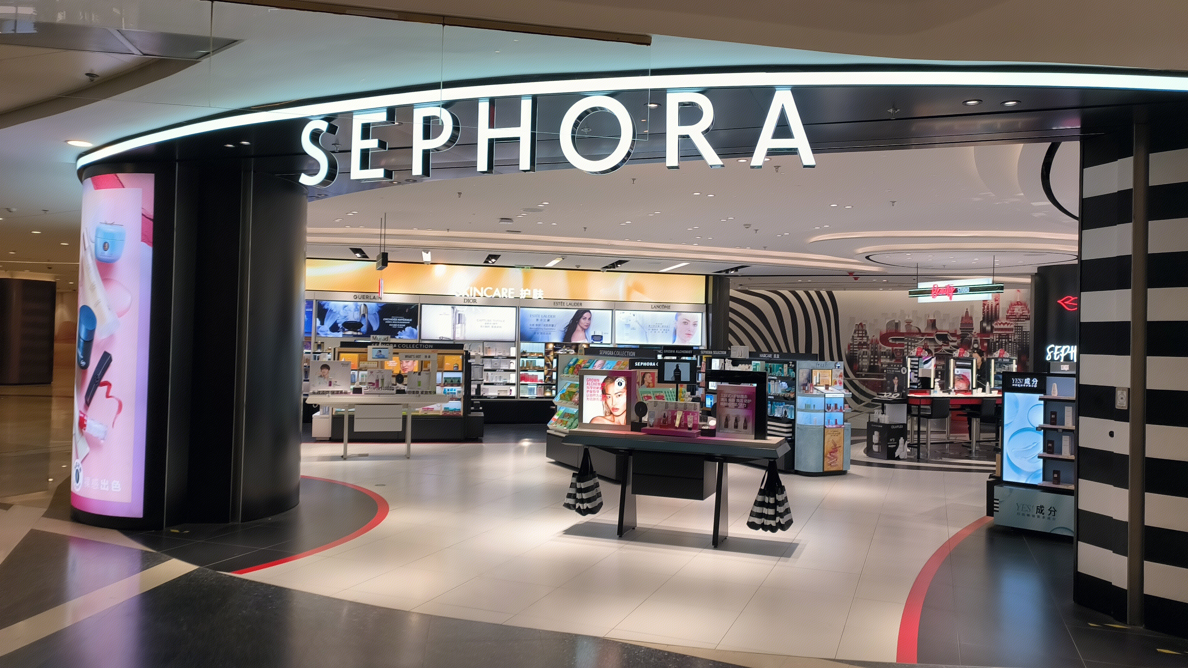 SEPHORA 丝芙兰 法国化妆品品牌 美妆产品零售店