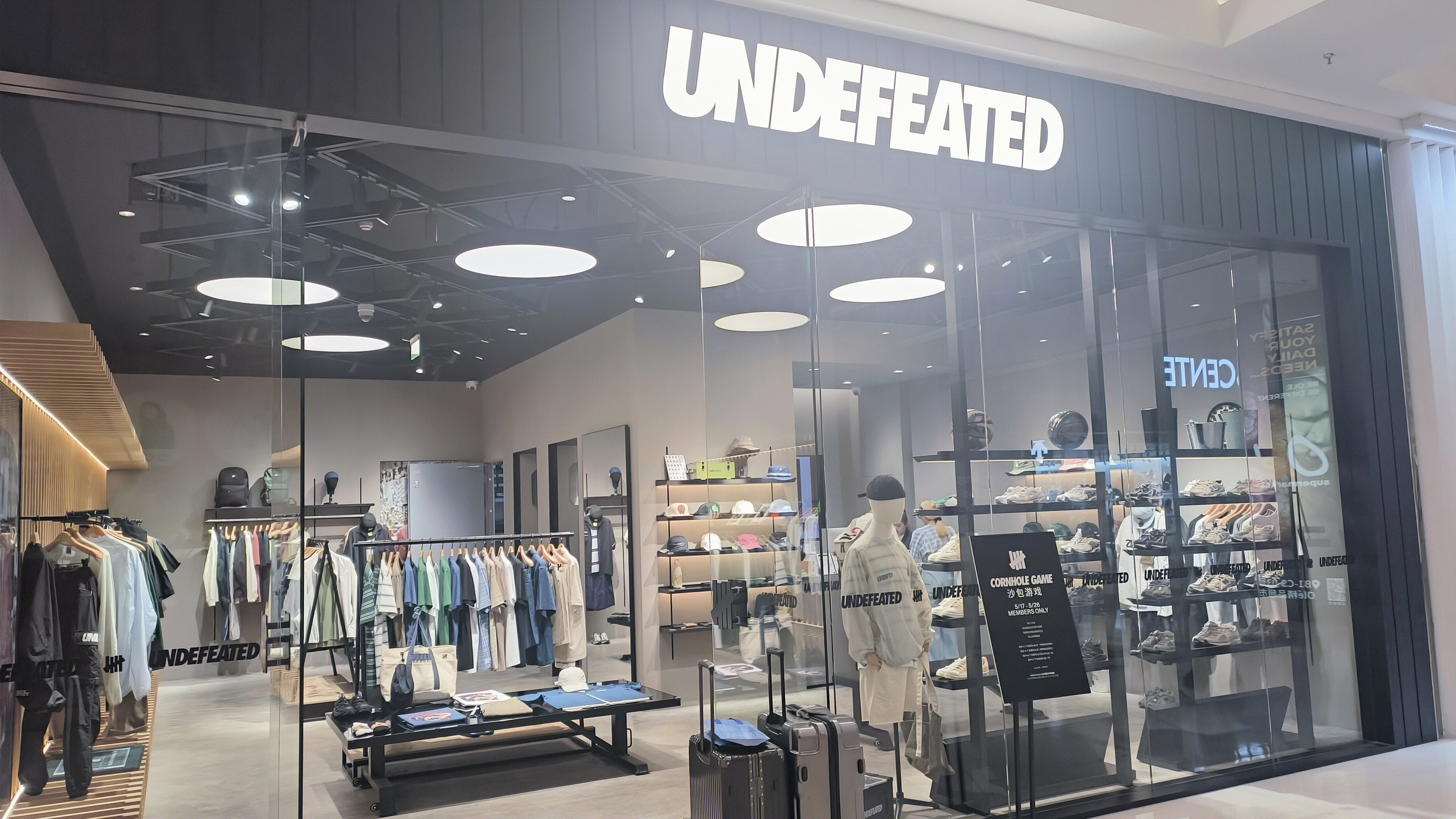 UNDEFEATED 潮牌店 服饰零售店