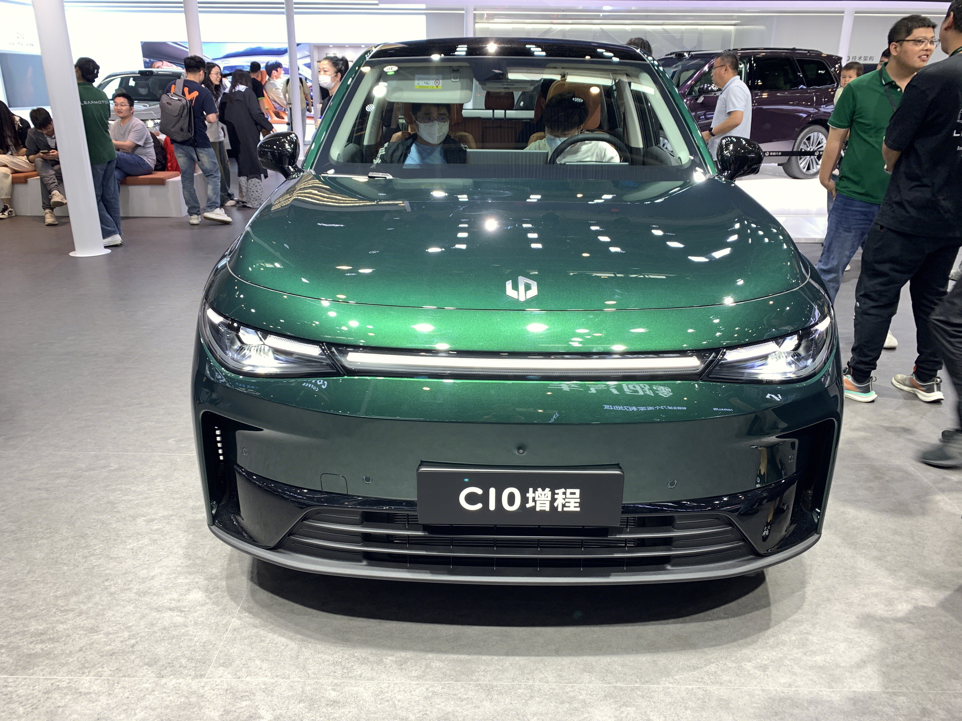 零跑汽车 零跑C10增程 新能源轿车 汽车展