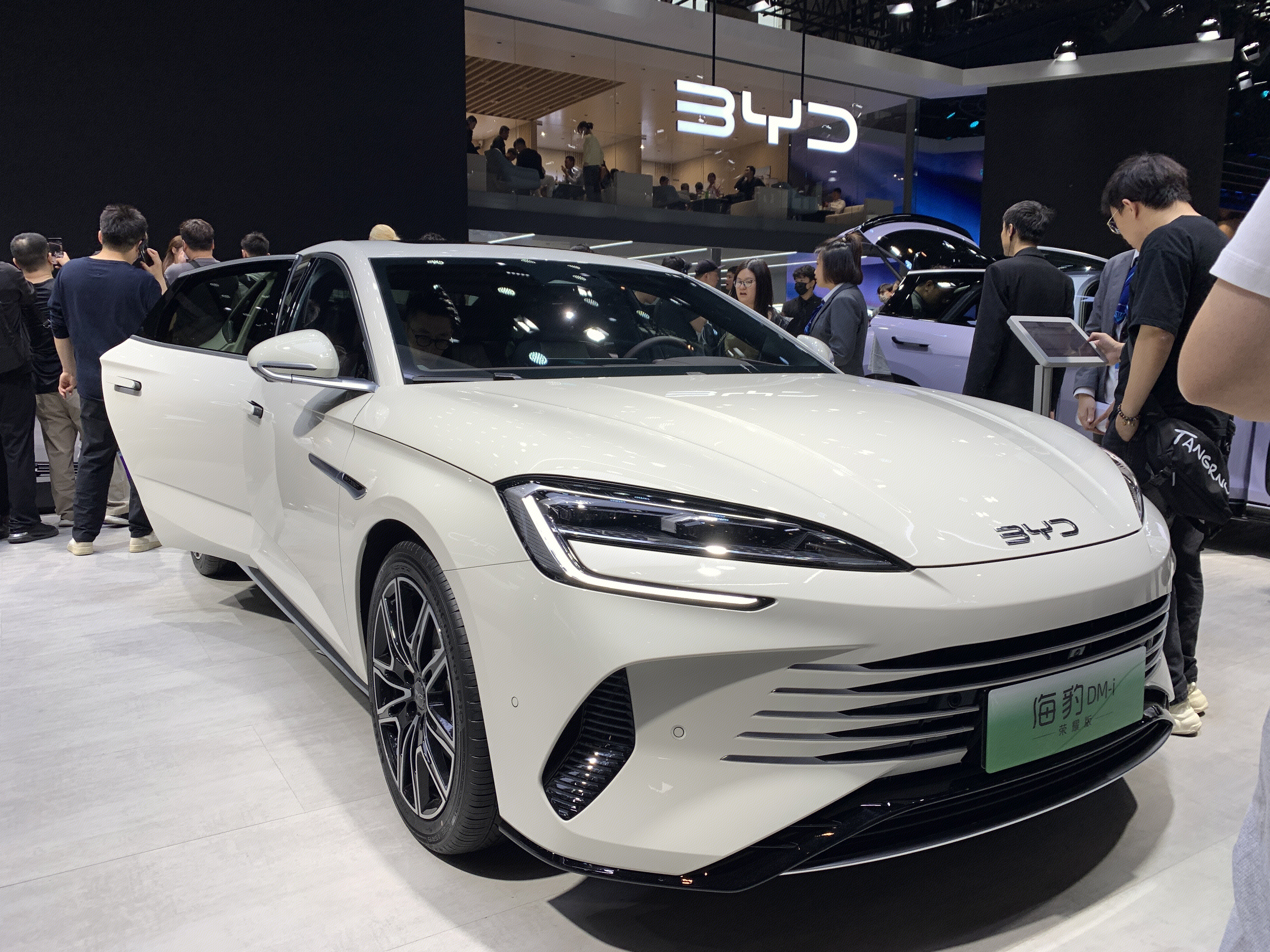 比亚迪 BYD 海豹DM-i荣耀版 新能源电车 比亚迪汽车展