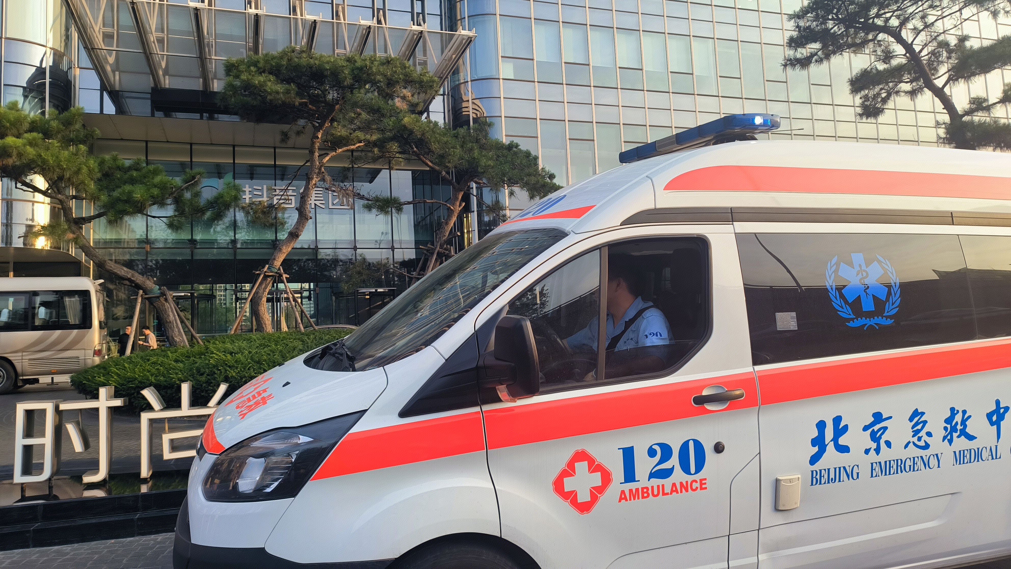 北京急救中心 120 救护车