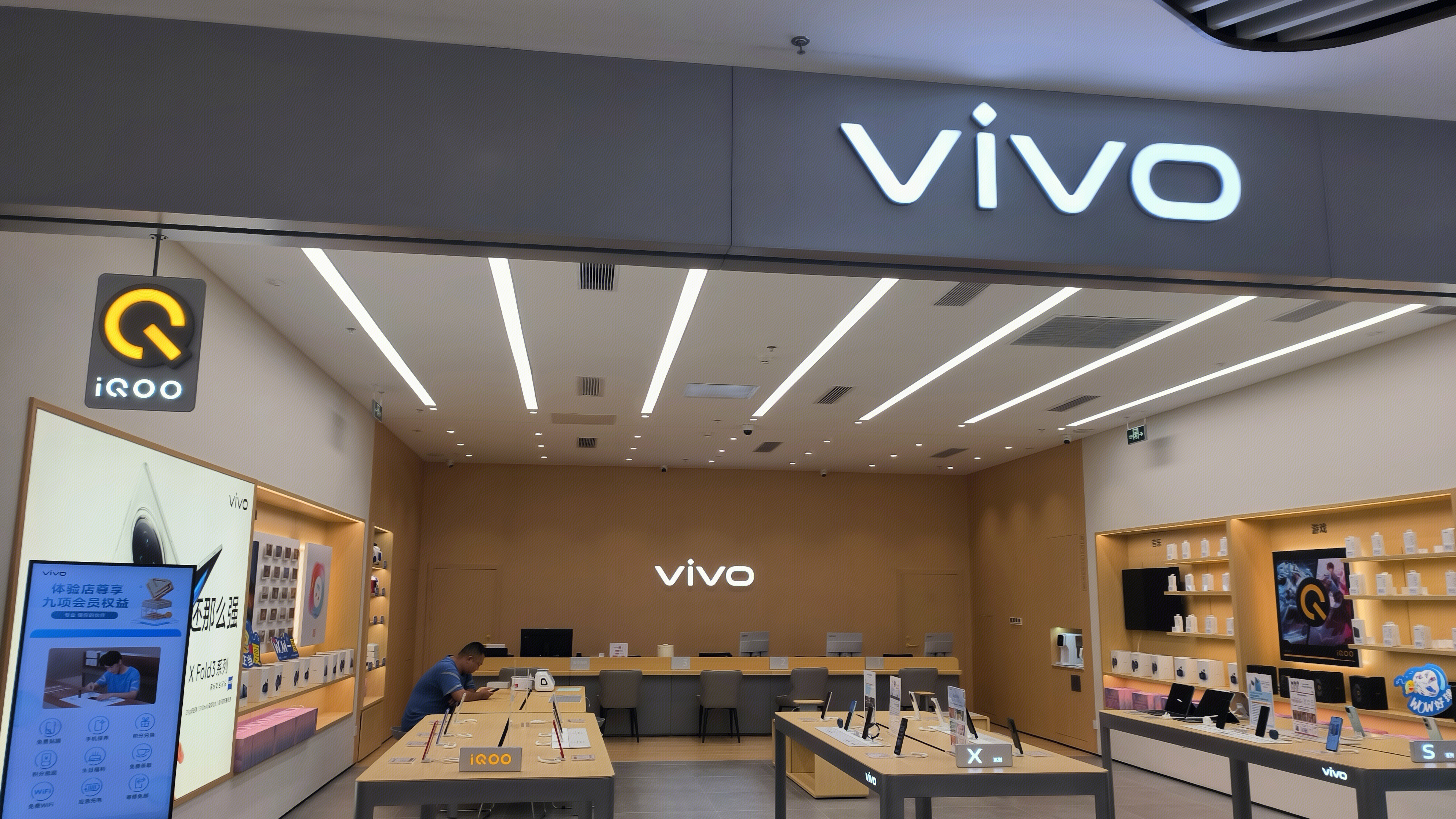 VIVO vivo智能产品专卖店  iQoo 智能电子产品 展示柜