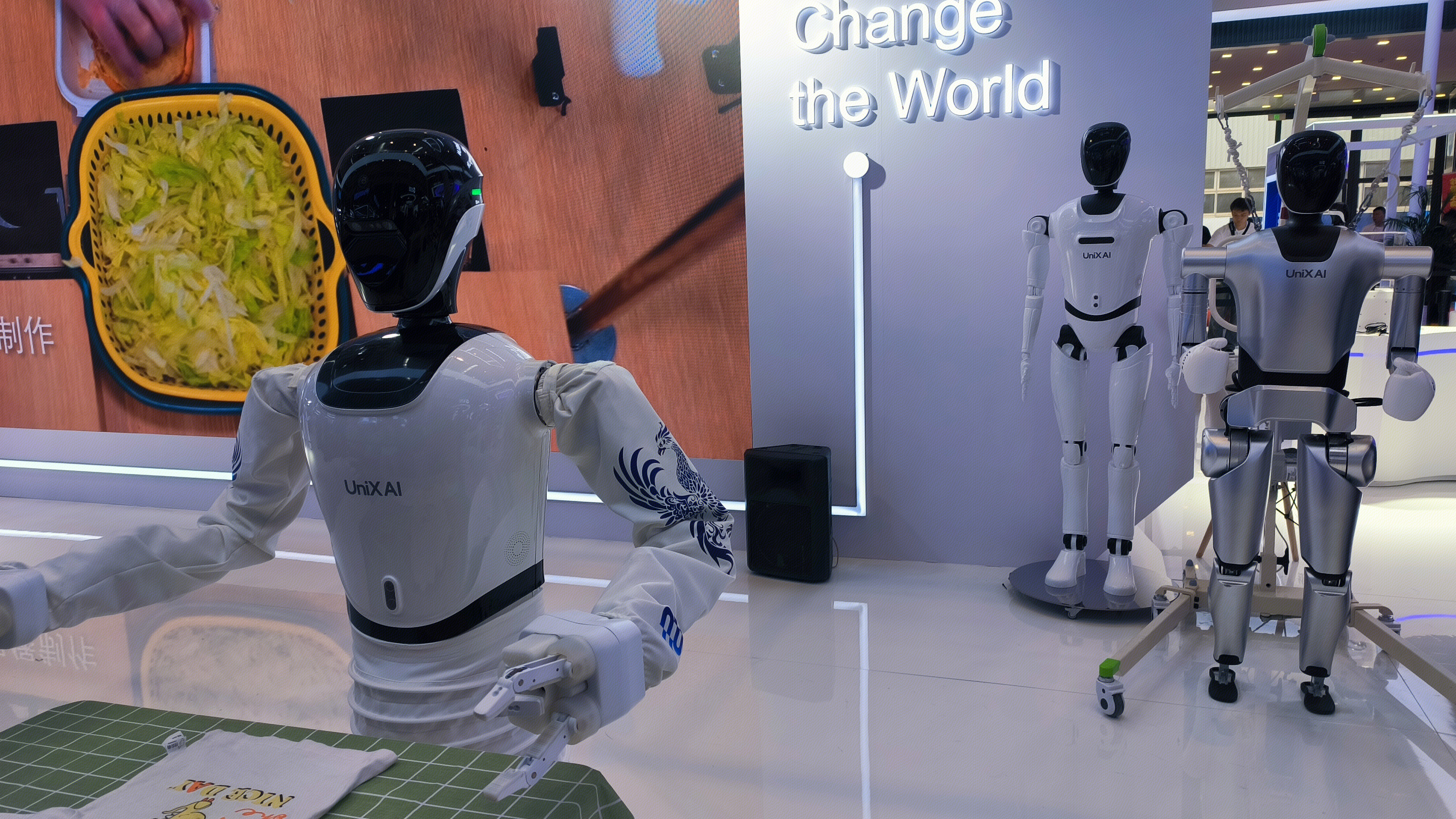 优理奇科技 UniXAI 家政服务型机器人品类 人形机器人