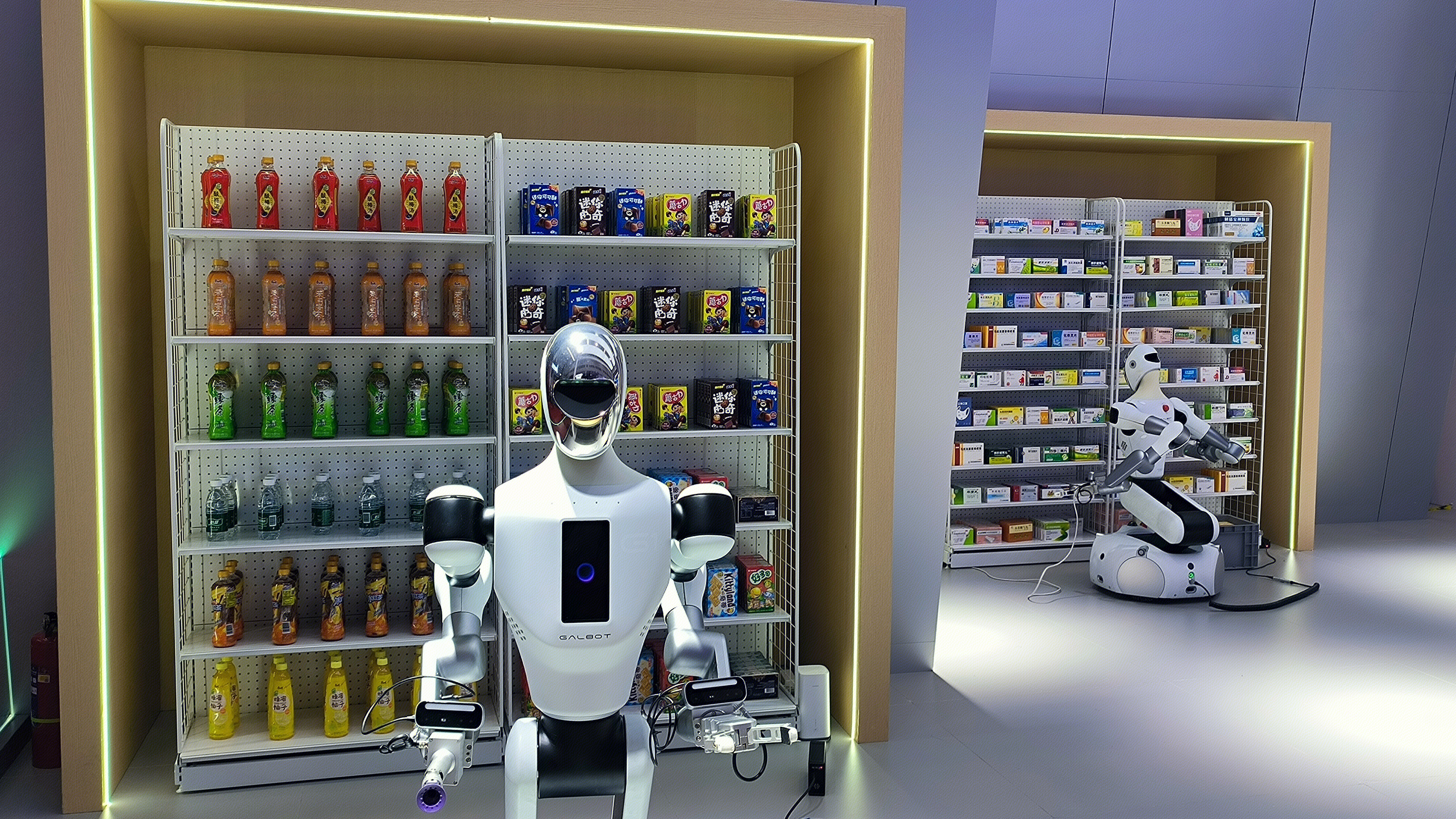 银河通用机器人 GALBOT 人形机器人 饮料 零食 货架 药品