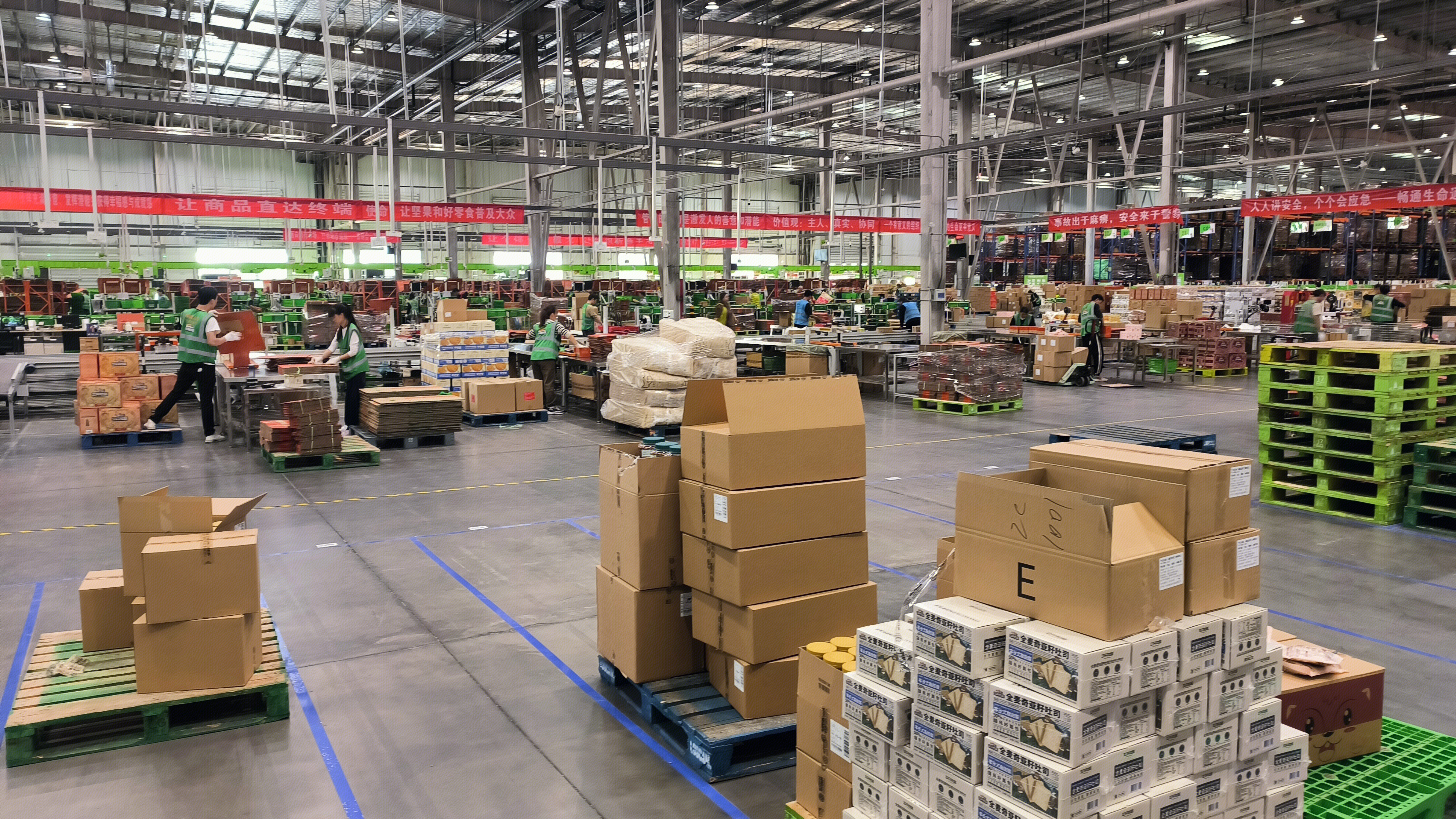 三只松鼠 休闲零食品牌 三只松鼠公司仓储物流中心 仓库
