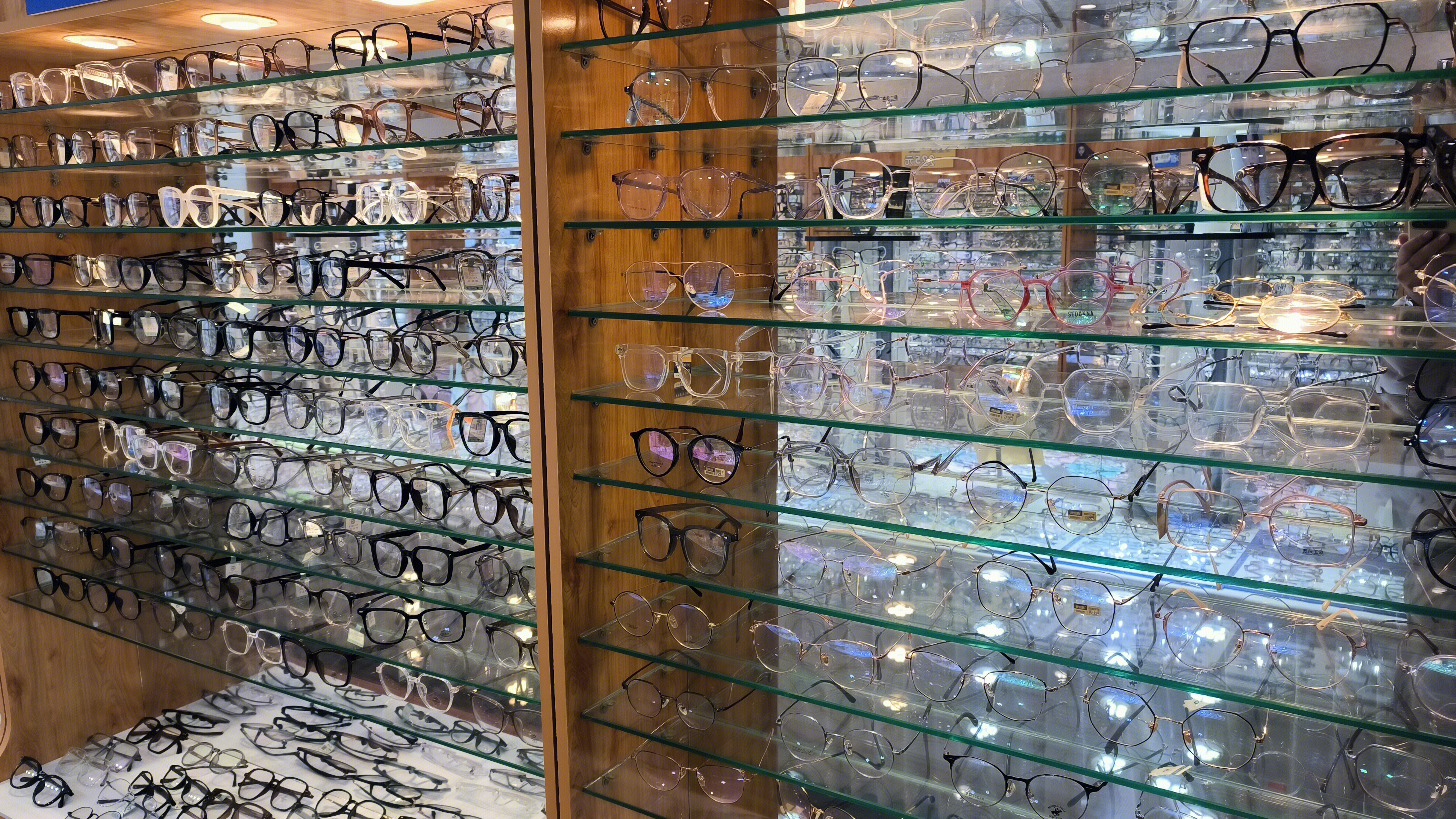 眼镜店 眼镜零售店 眼镜框 眼镜架