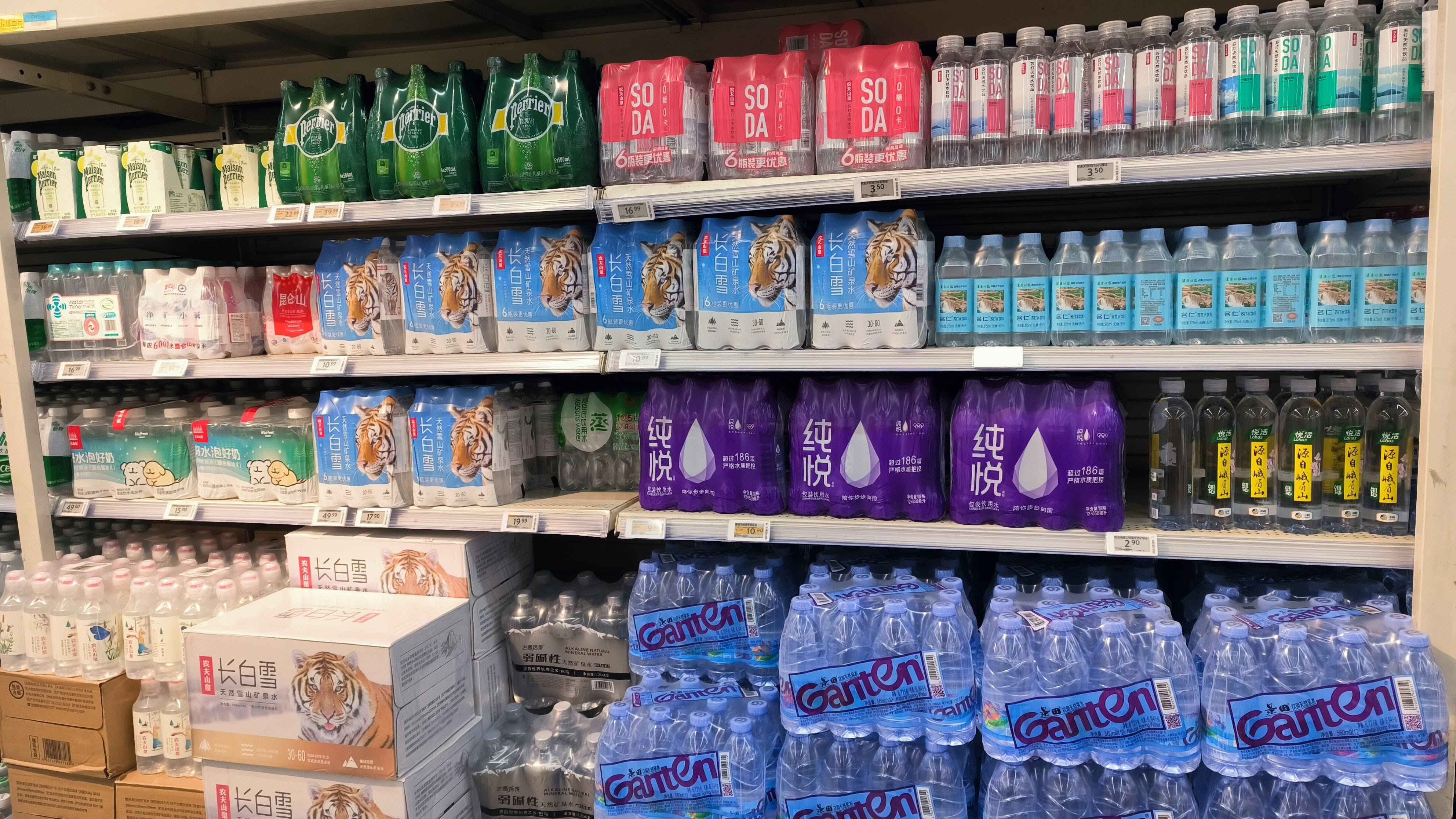 纯悦 长白雪天然雪山矿泉水 饮用水 苏打水 perrier 巴黎水天然有气矿泉水 法国矿泉水