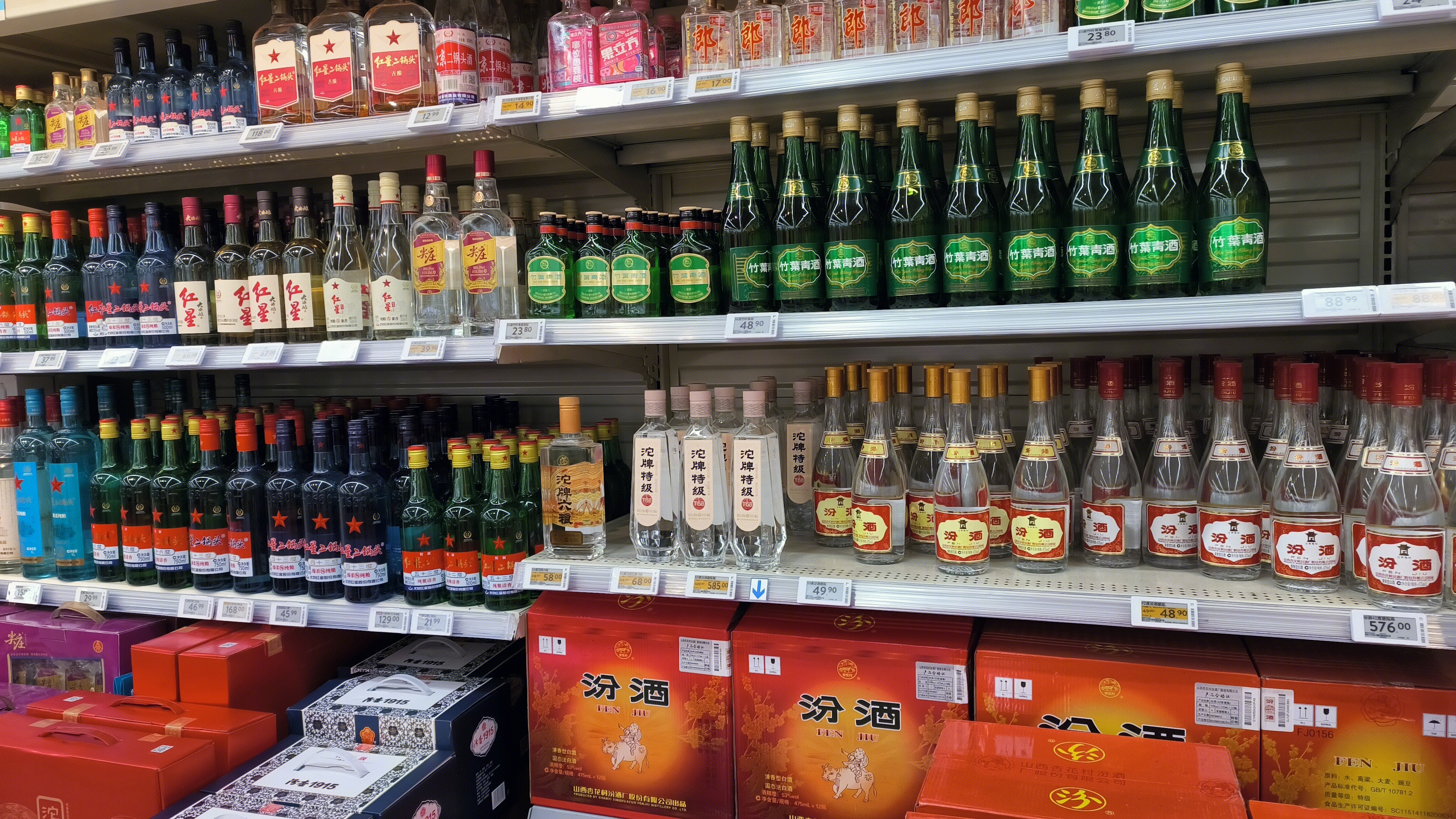 白酒 汾酒 红星二锅头 郎酒 竹叶青酒 酒类产品 超市货架
