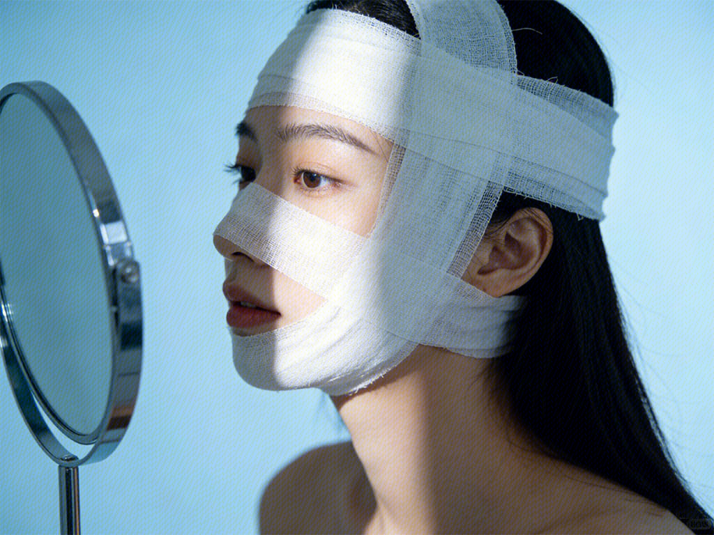 整容 整形 脸部手术 面部整容 头缠绷带 照镜子