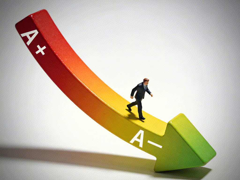 评级 降级 等级评定 业绩评估 下滑 下降