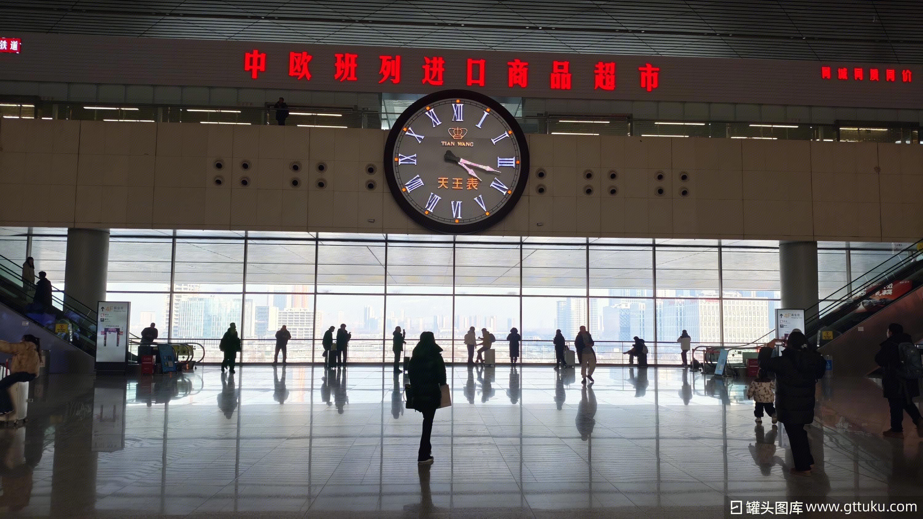 中欧班列进口商品超市 天王表 国内知名腕表品牌 车站 候车室