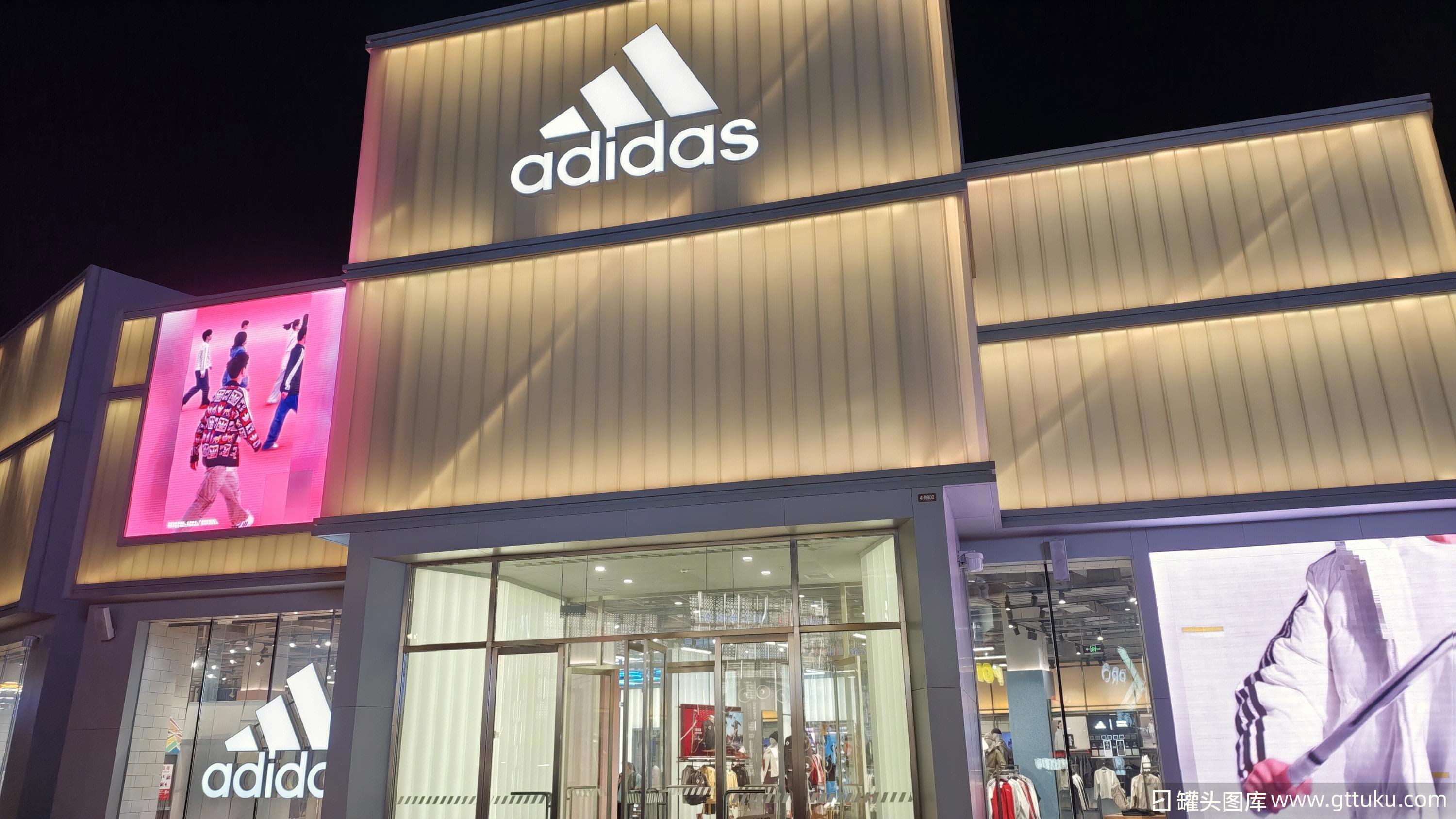 adidas 阿迪达斯 国际运动品牌 品牌服饰零售店