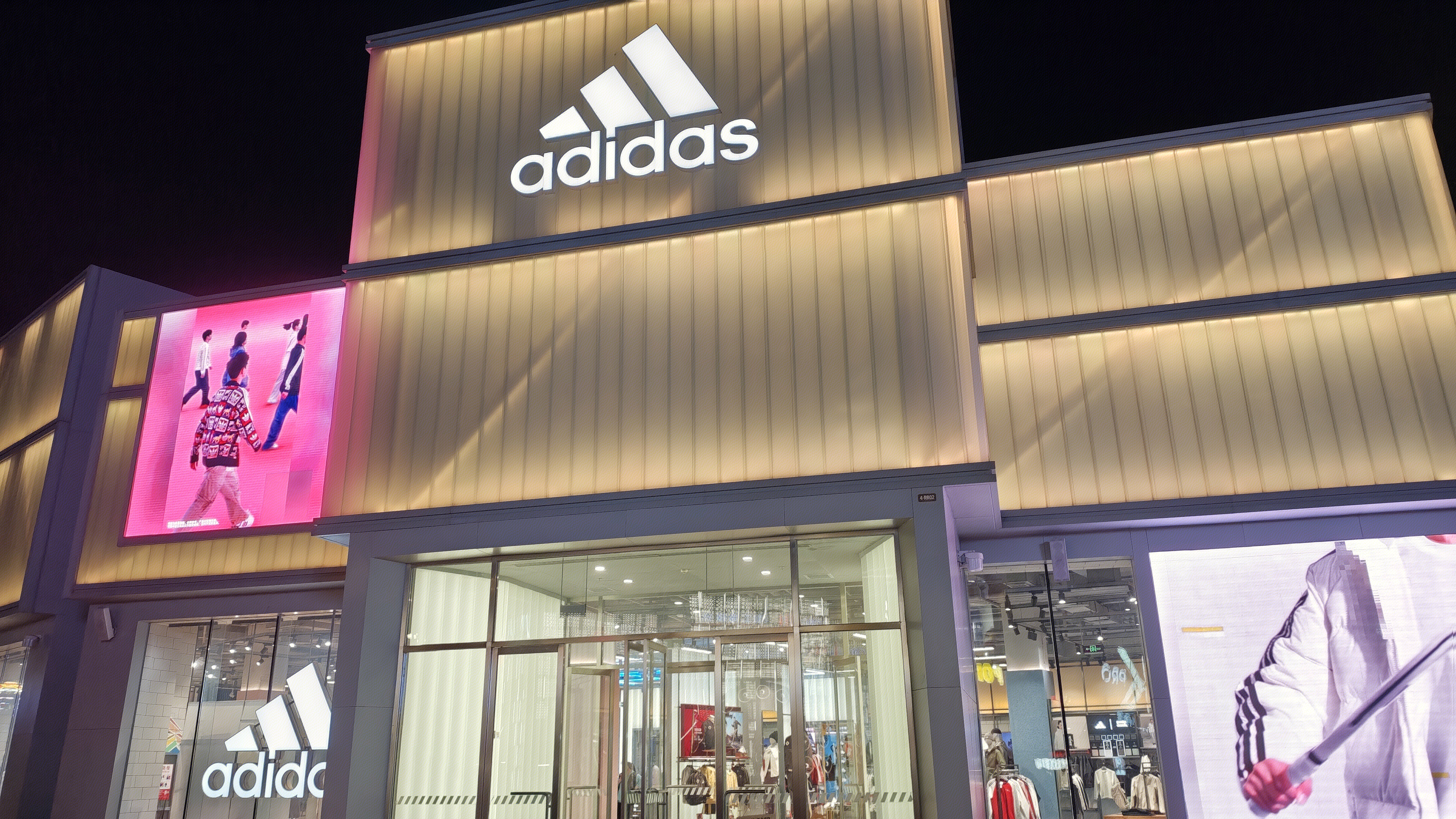 adidas 阿迪达斯 国际运动品牌 品牌服饰零售店