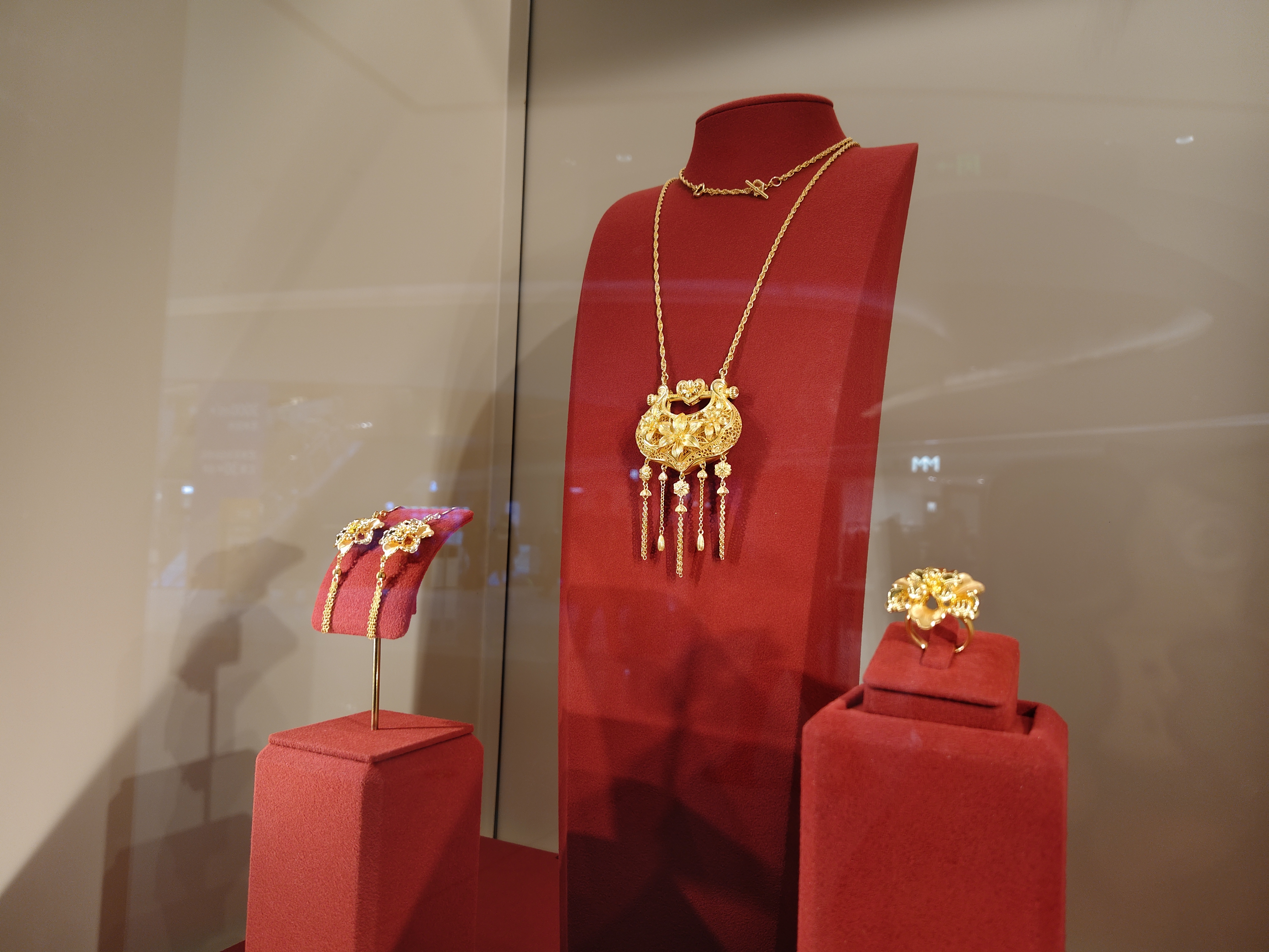 老庙黄金 金店 金首饰 金饰展柜 黄金套饰