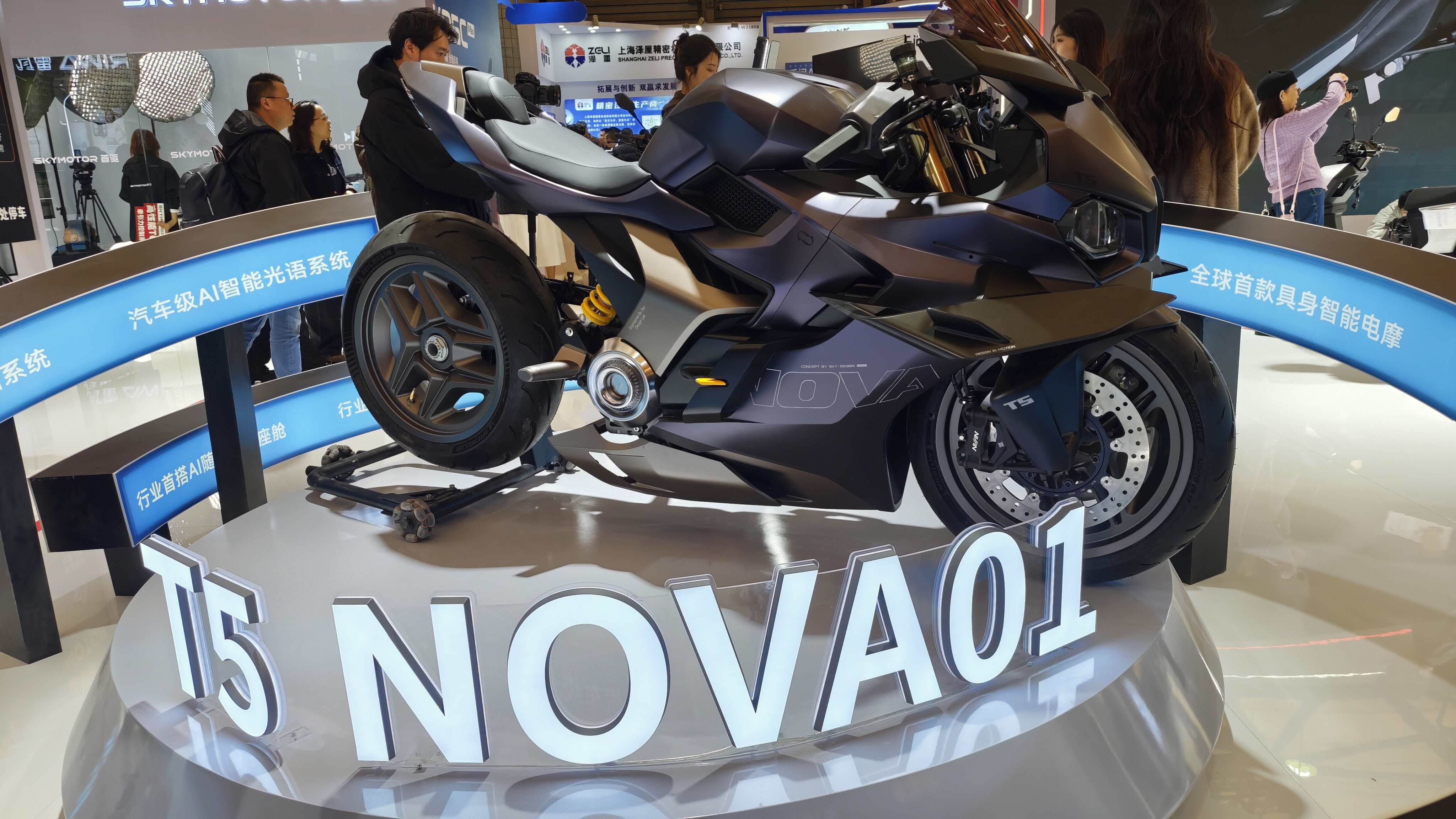 全球首款具身智能电摩 T5 NOVA01 首驱科技 AWE2026展会