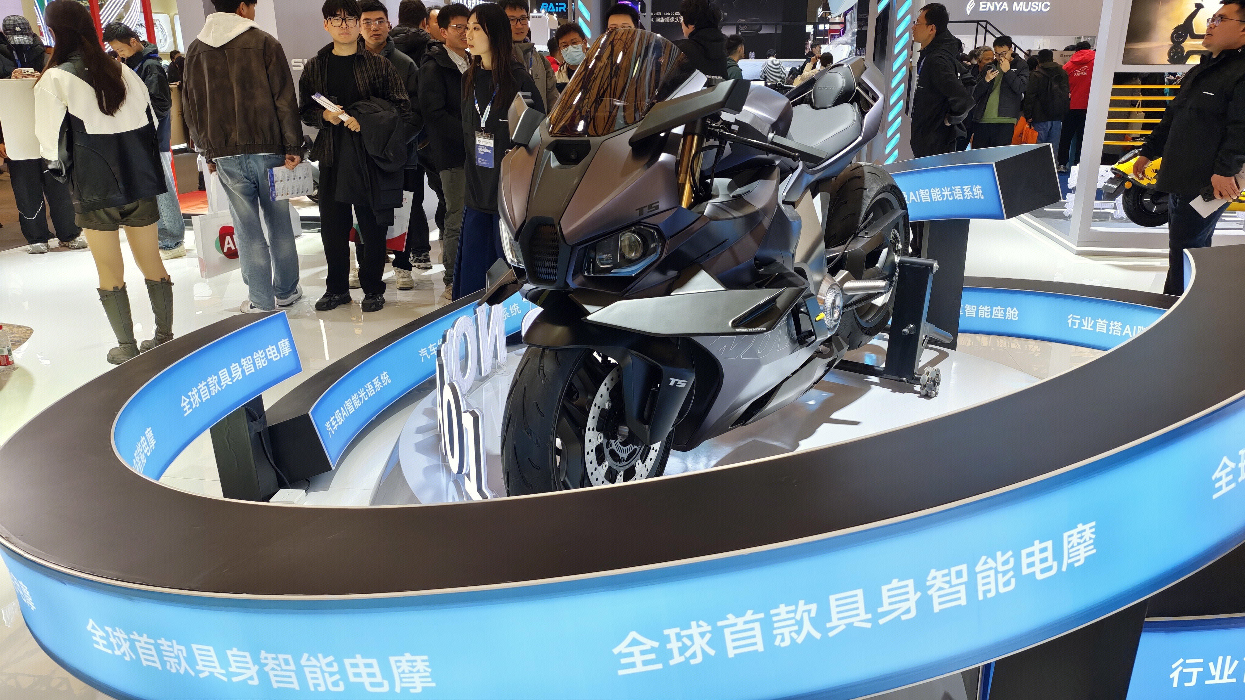 全球首款具身智能电摩 T5 NOVA01 首驱科技 AWE2026展会