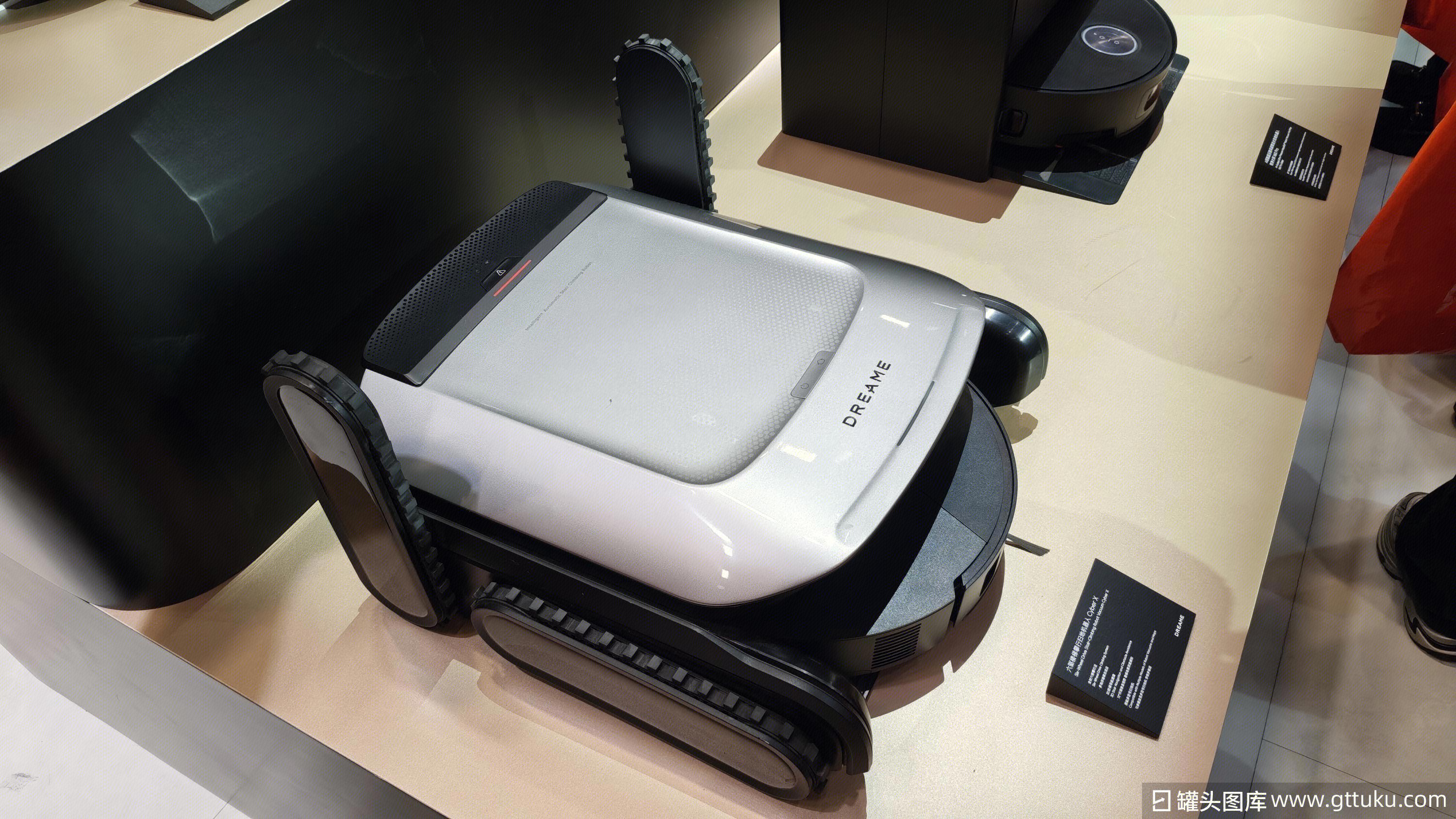 追觅 DREAME 六驱楼梯攀行扫地机器人