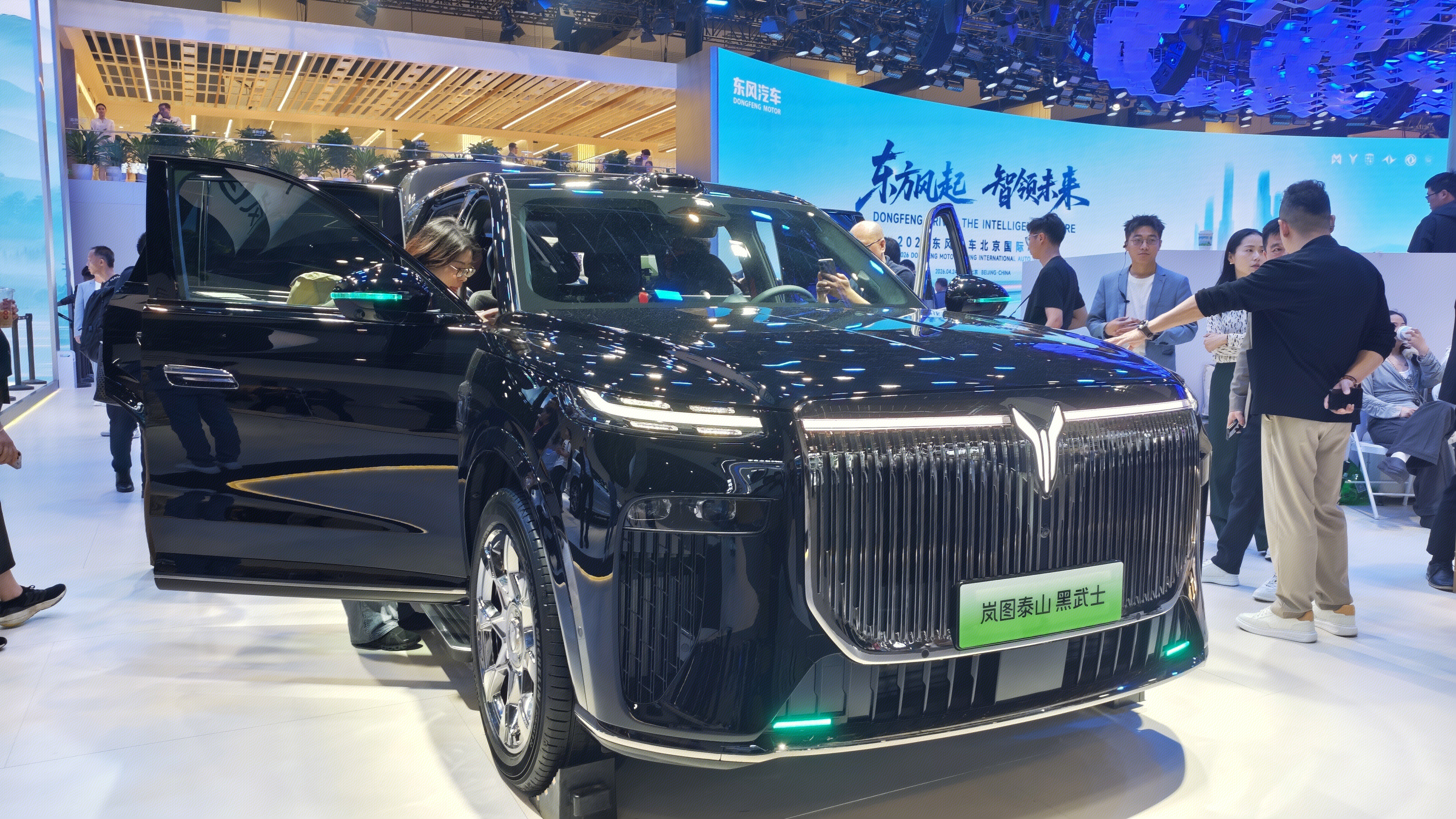 岚图汽车展台 岚图汽车 岚图泰山黑武士