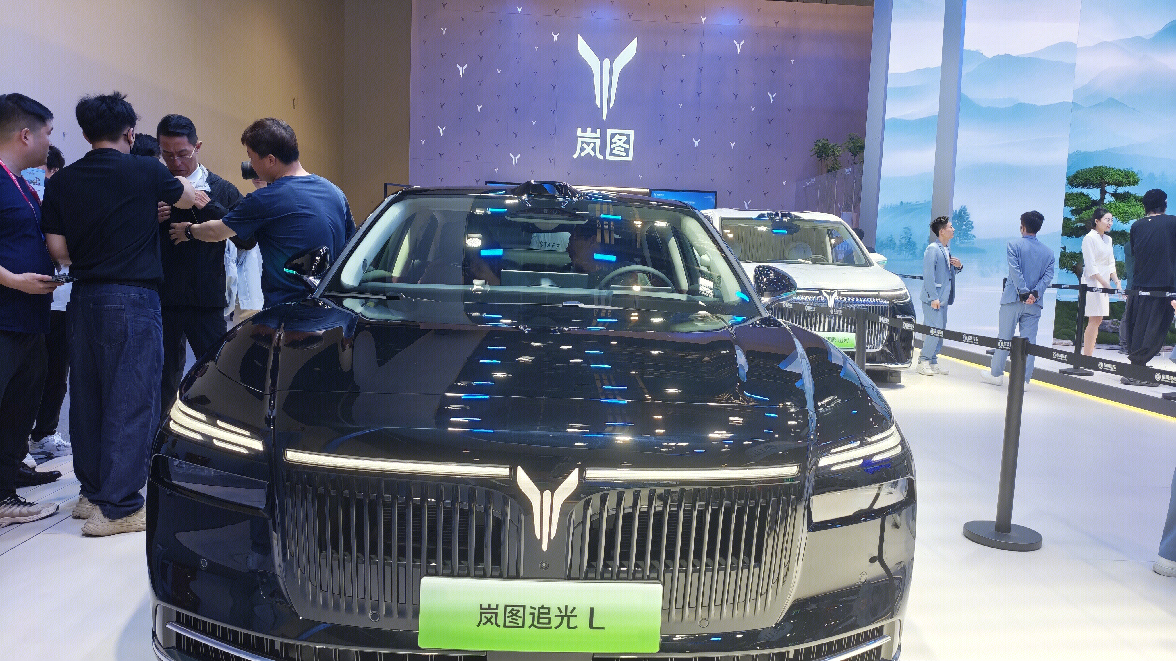 岚图汽车展台 岚图追光L 岚图汽车