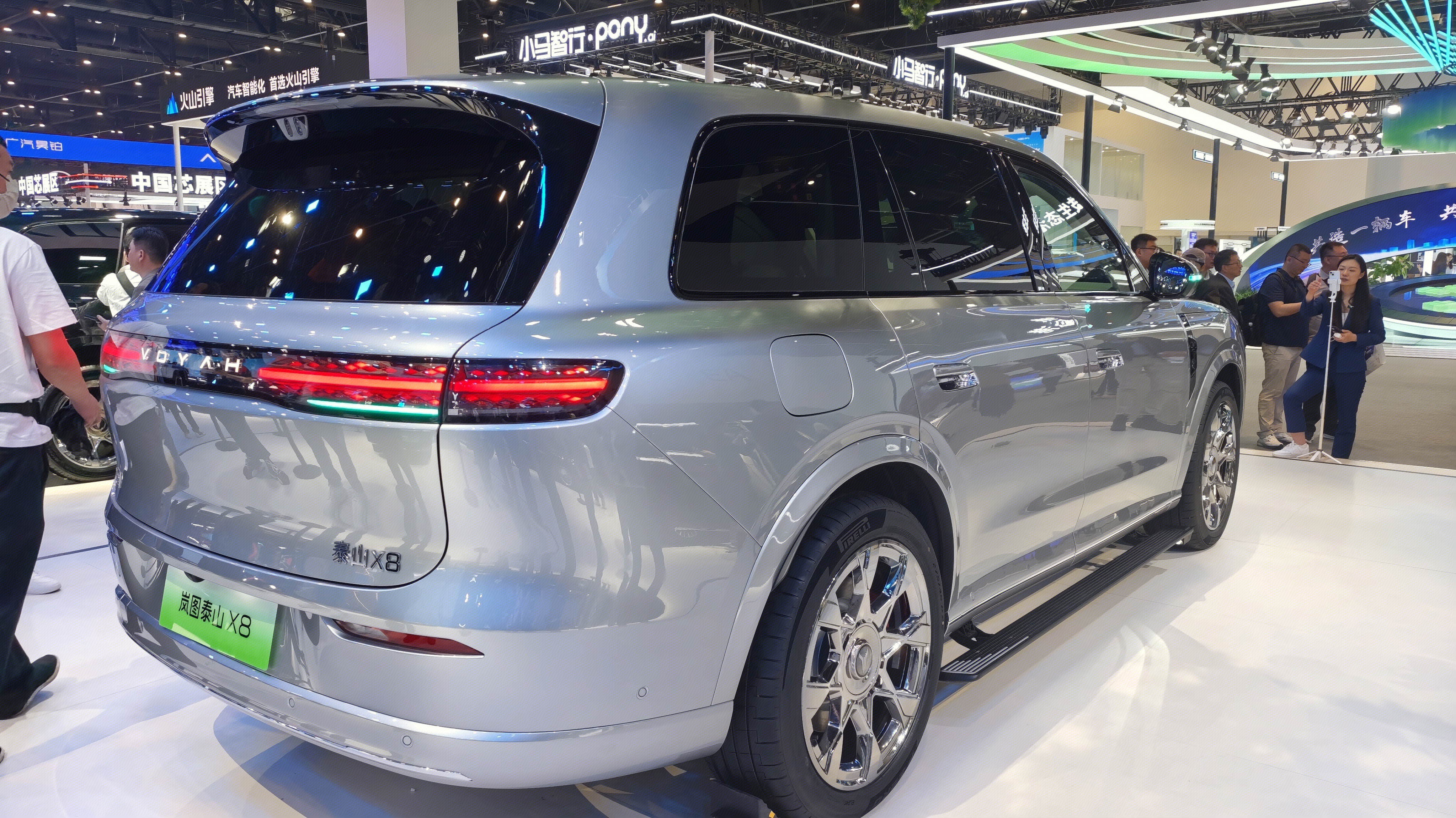 岚图汽车展台 岚图泰山X8 岚图汽车